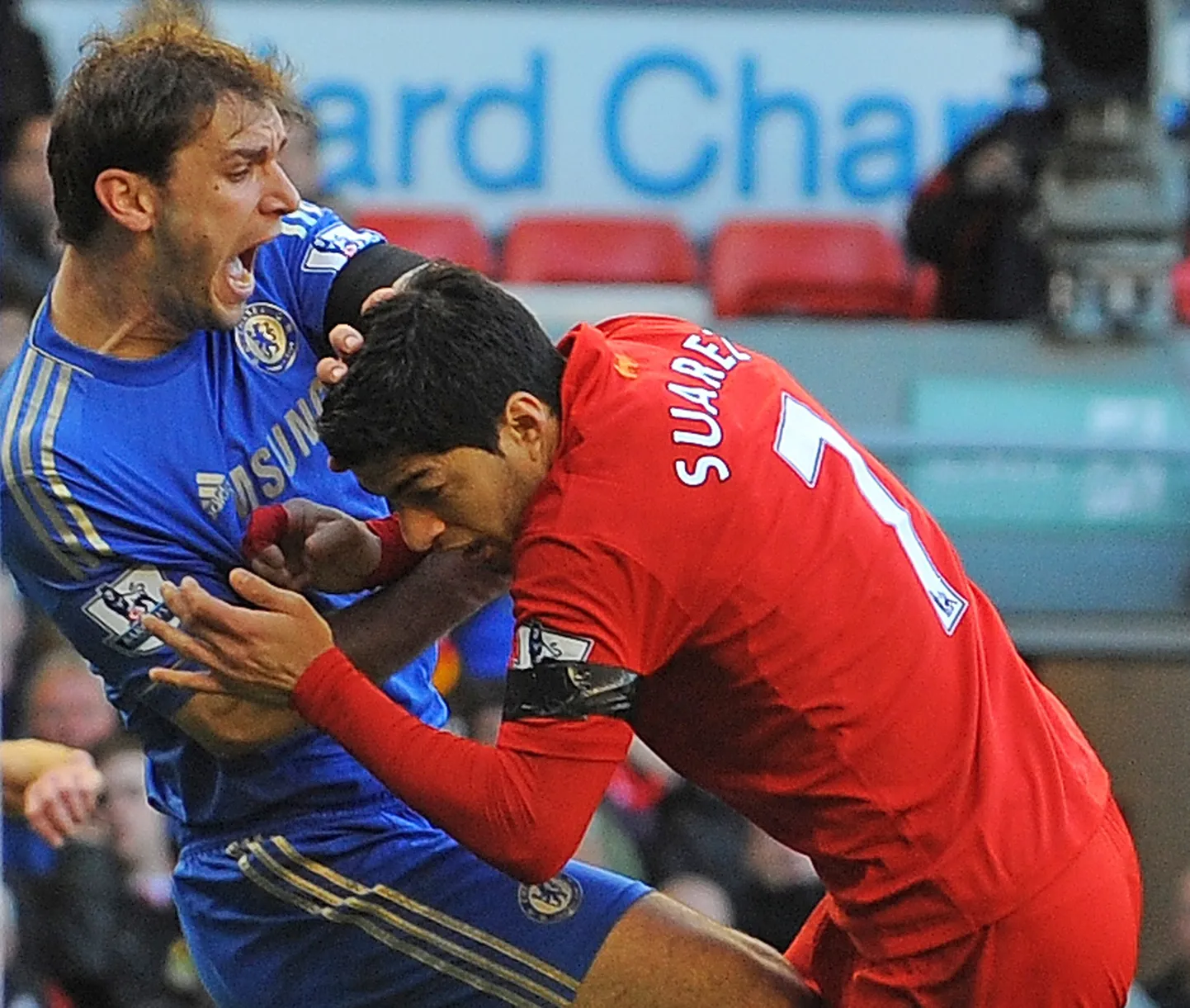 Branislav Ivanovic ja Luis Suarez.