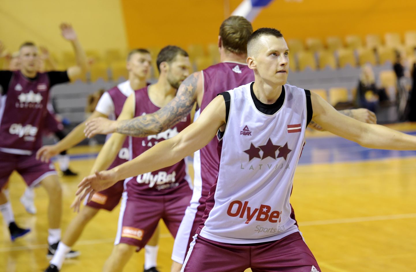 Latvijas basketbola izlases spēlētāji treniņā