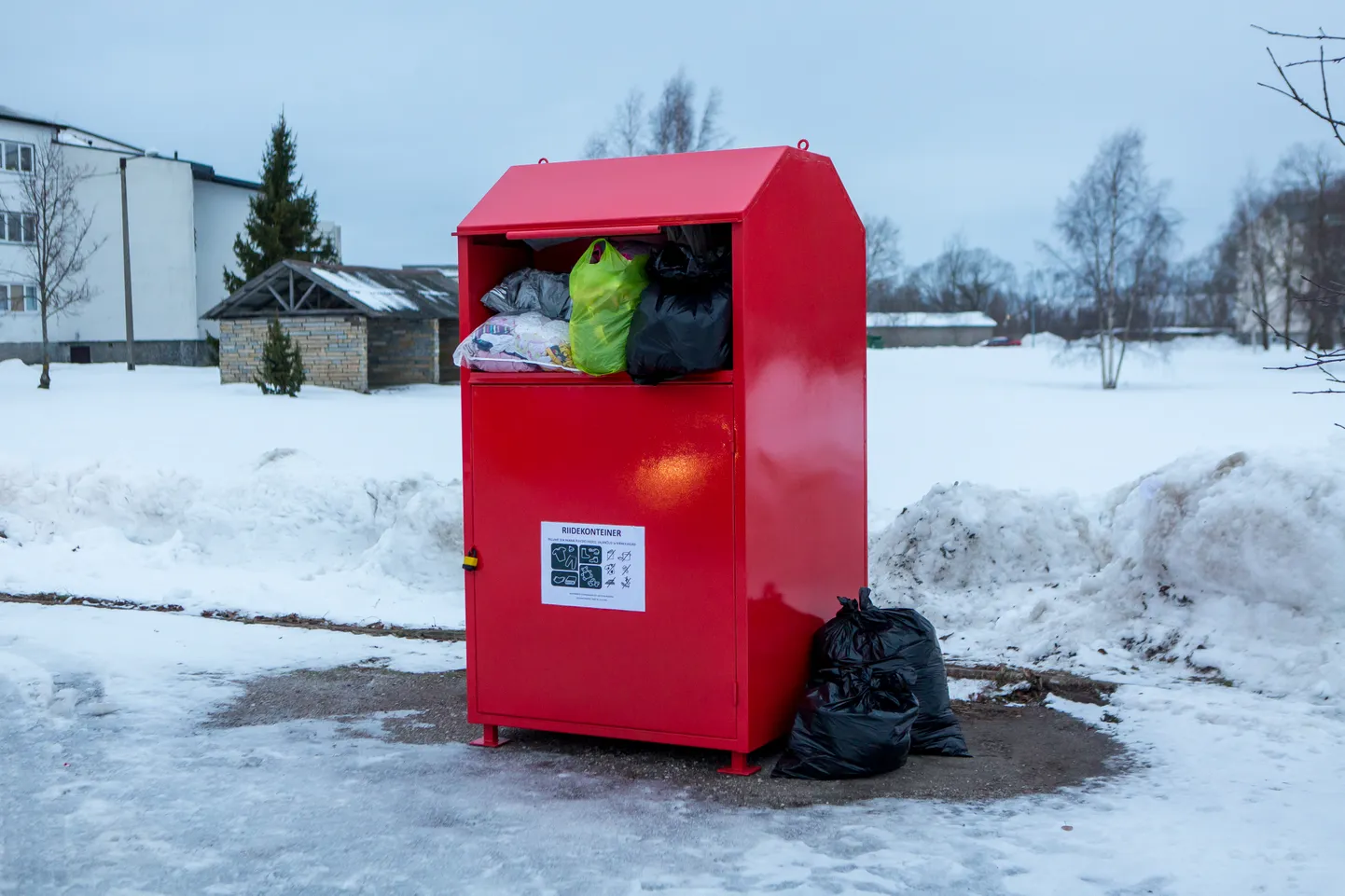Punane riidekonteiner.