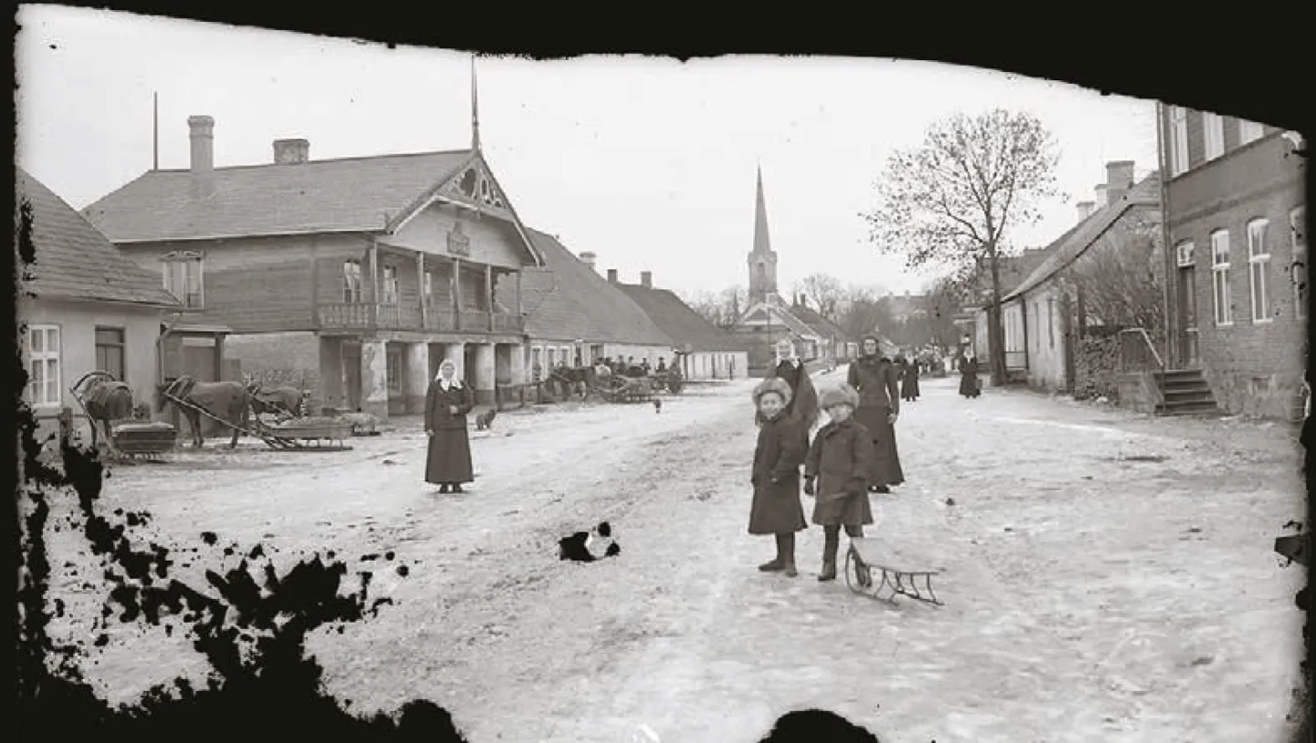 Kahekordne sammastega Jaani kõrts, Lihula aleviku kõrtsidest kõige uhkem.