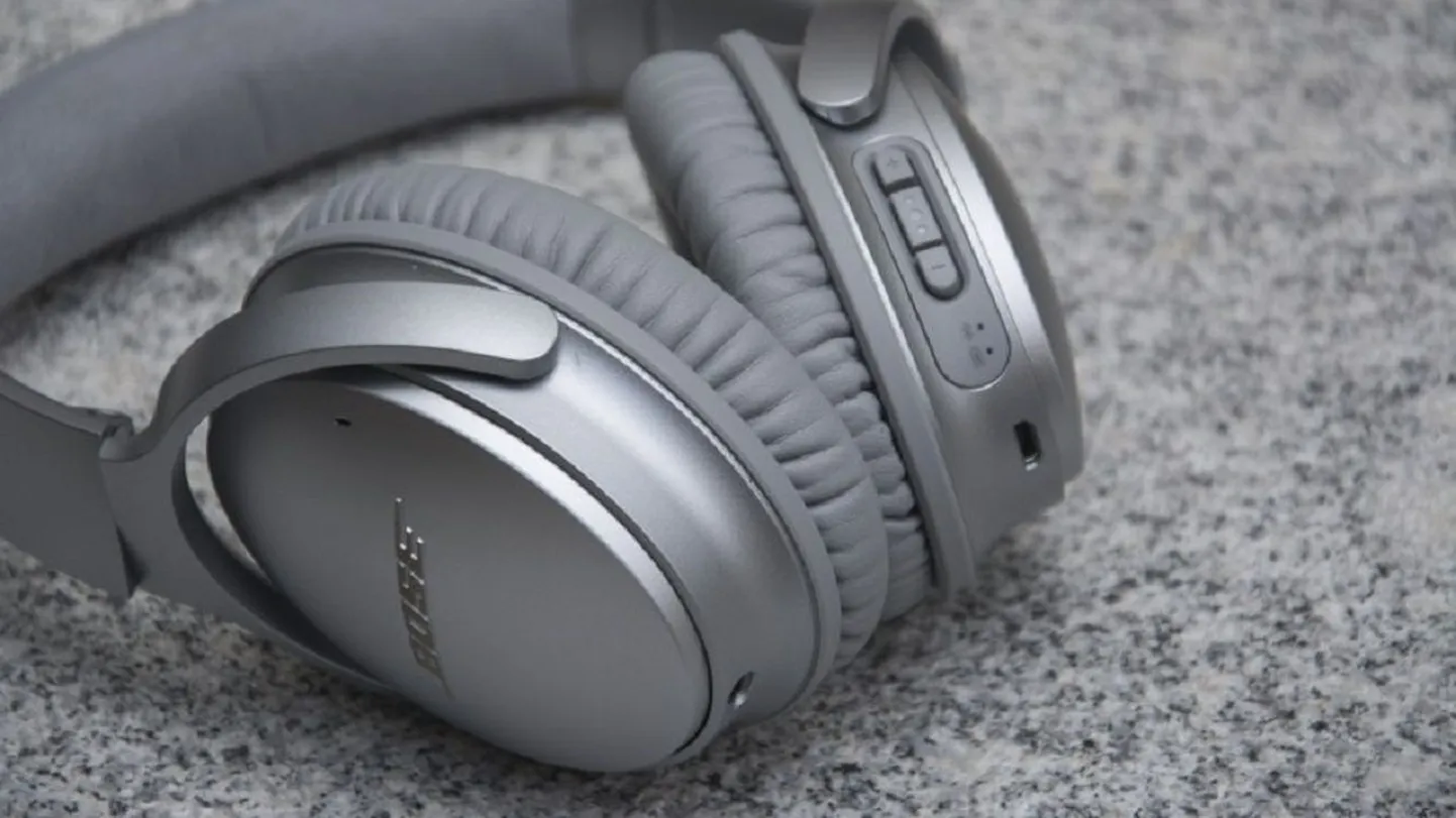 Hea heliga ümbritsevat müra vaigistavad Bose QuietComfort 35 klapid.