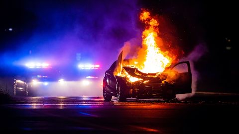Balvu novadā no degoša auto izglābj cilvēku