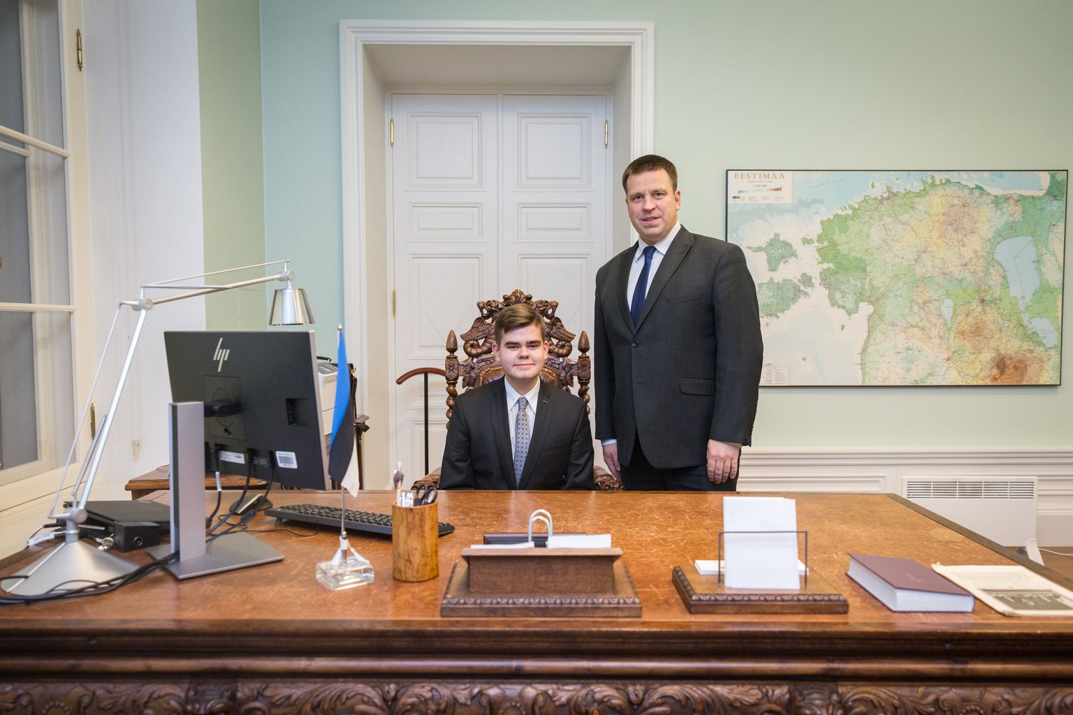 Марк Ефимов с премьер-министром Юри Ратасом.