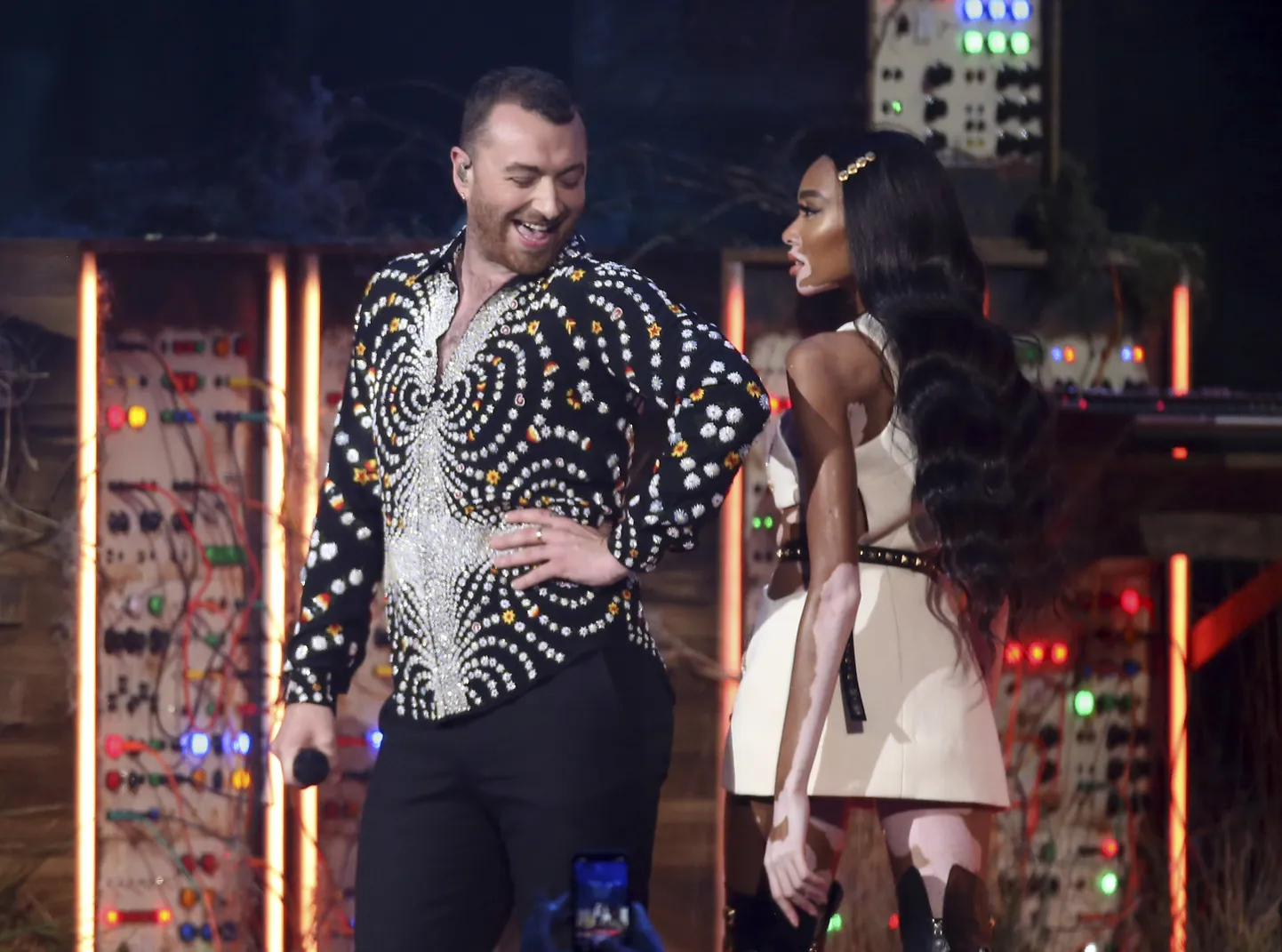 Sam Smith esineb koos modelli Winnie Harlow'iga, 2019.