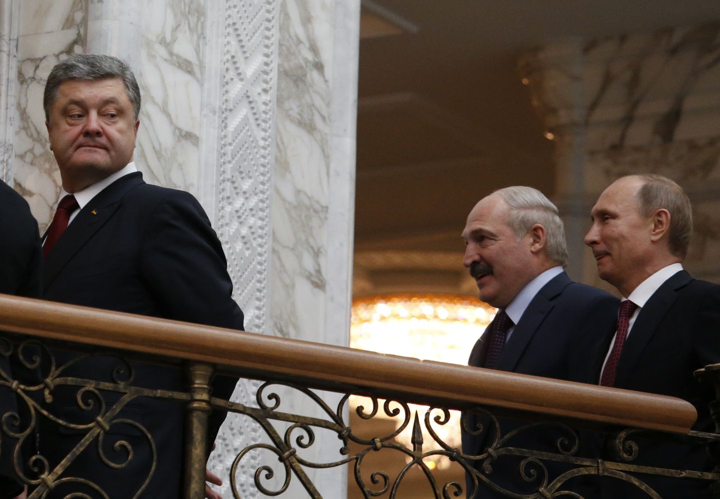 Петр Порошенко оглядывается на Александра Лукашенко и Владимира Путина. Февраль 2015 года.