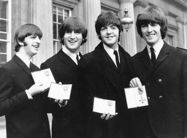 Biitlid vasakult: Ringo Starr, John Lennon, Paul McCartney ja George Harrison oktoobris 1965, kui nad said kuninganna Elizabeth II Briti impeeriumi medali albumi «Sgt. Pepper's Lonely Hearts Club Band» eest