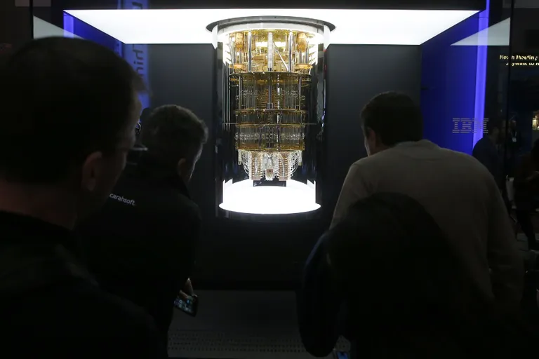 Selline näeb välja IBM-i kvantarvuti. Tänapäeva kvantarvutid ei suuda veel korralikult töötada, aga kui keegi peaks selle normaalselt tööle saama, oleks võimalik kogu tänapäeva krüptograafiat kergesti lahti murda. Selle vastu töötatakse praegu juba välja uusi turvastandardeid, mis oleksid tulevikukindlad ka kvantajastul.