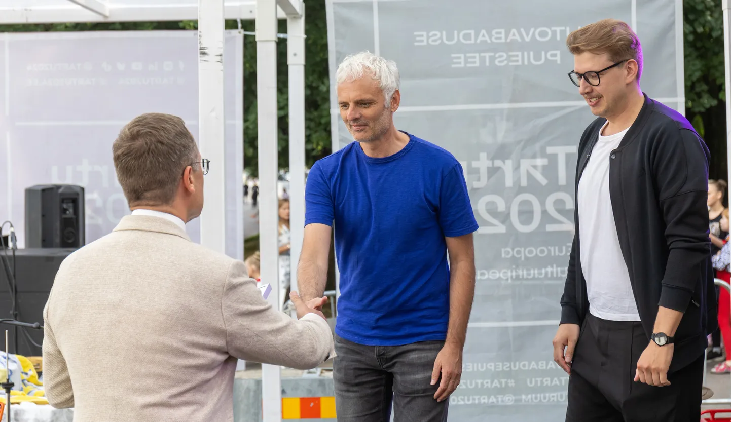 Arhitektuuribüroo 3+1 vastutav arhitekt Markus Kaasik (sinise särgiga) ütles, et kõikides konkursil osalenud töödes on midagi head.