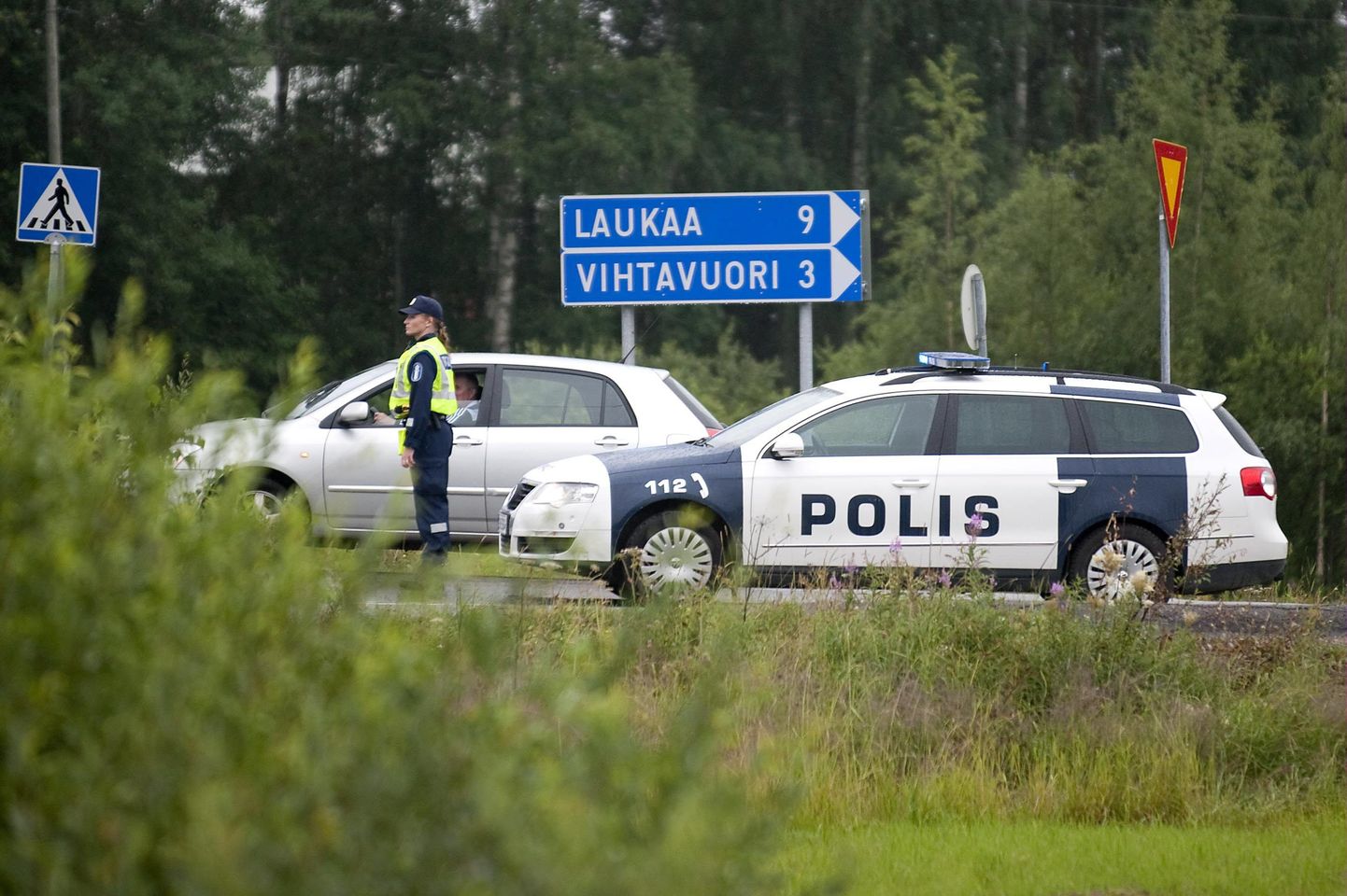 Soomes kutsuti kuuse otsa roninud ja laulma hakanud vanaemale politsei