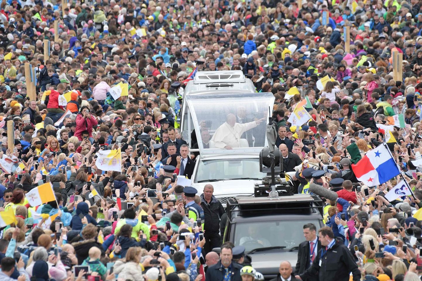 Paavst Franciscuse viimatisi sõite kuulsa paavstimobiiliga oli 26. augustil Dublinis, kus ta pidas ka missa. 