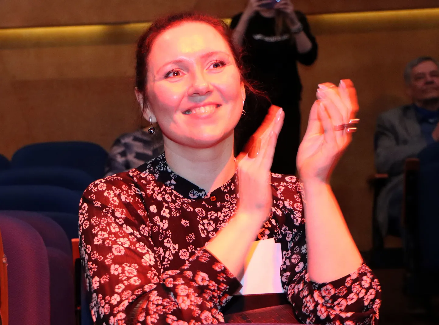 Narvast pärit näitlejanna Jekaterina Kordas on Ida-Virumaal sage külaline. Kevadel kuulus ta kooliteatrite festivali žüriisse, peagi aga astub oma kodukandi rahva ette vene teatri laulva näitlejana.