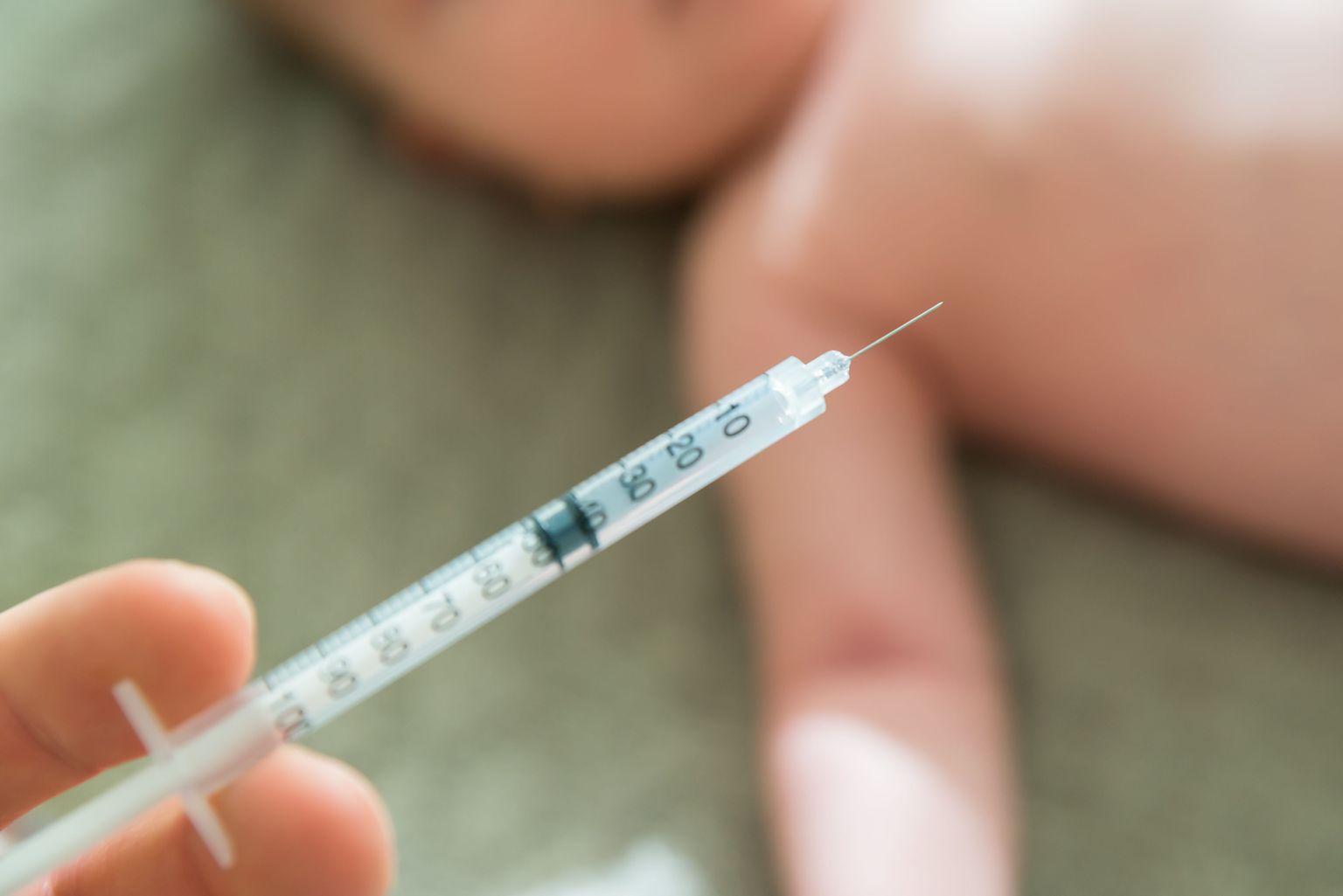 Eestis vaktsineeritakse lapsi leetrite, punetiste, mumpsi liitvaktsiiniga ühe aasta ja 13 aasta vanuses.