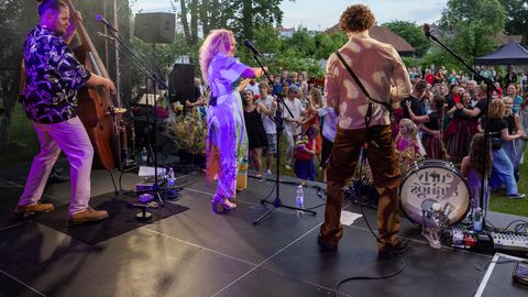GALERII ⟩ Curly Strings tuli Võrus lavalt rahva sekka