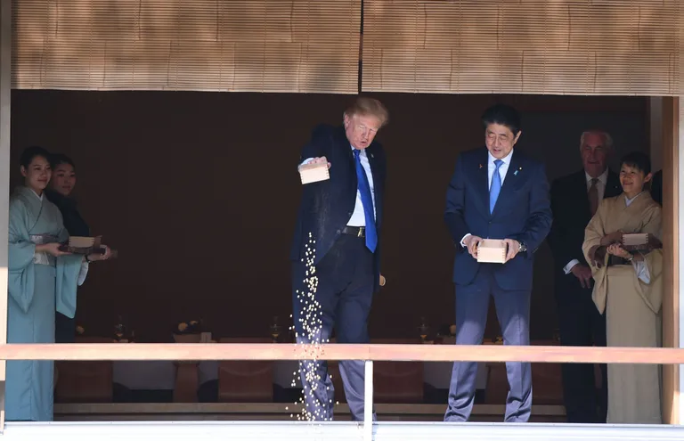 Donald Trump ja Shinzo Abe karpkalu toitmas