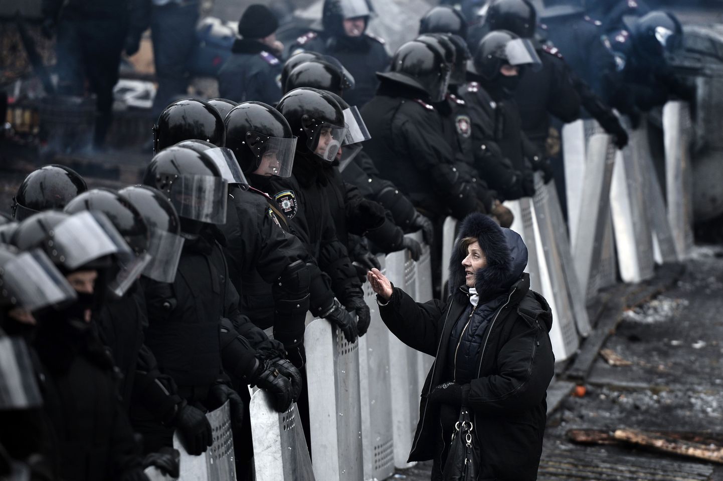 Kilpidega varustatud korrakaitsejõud Kiievis.