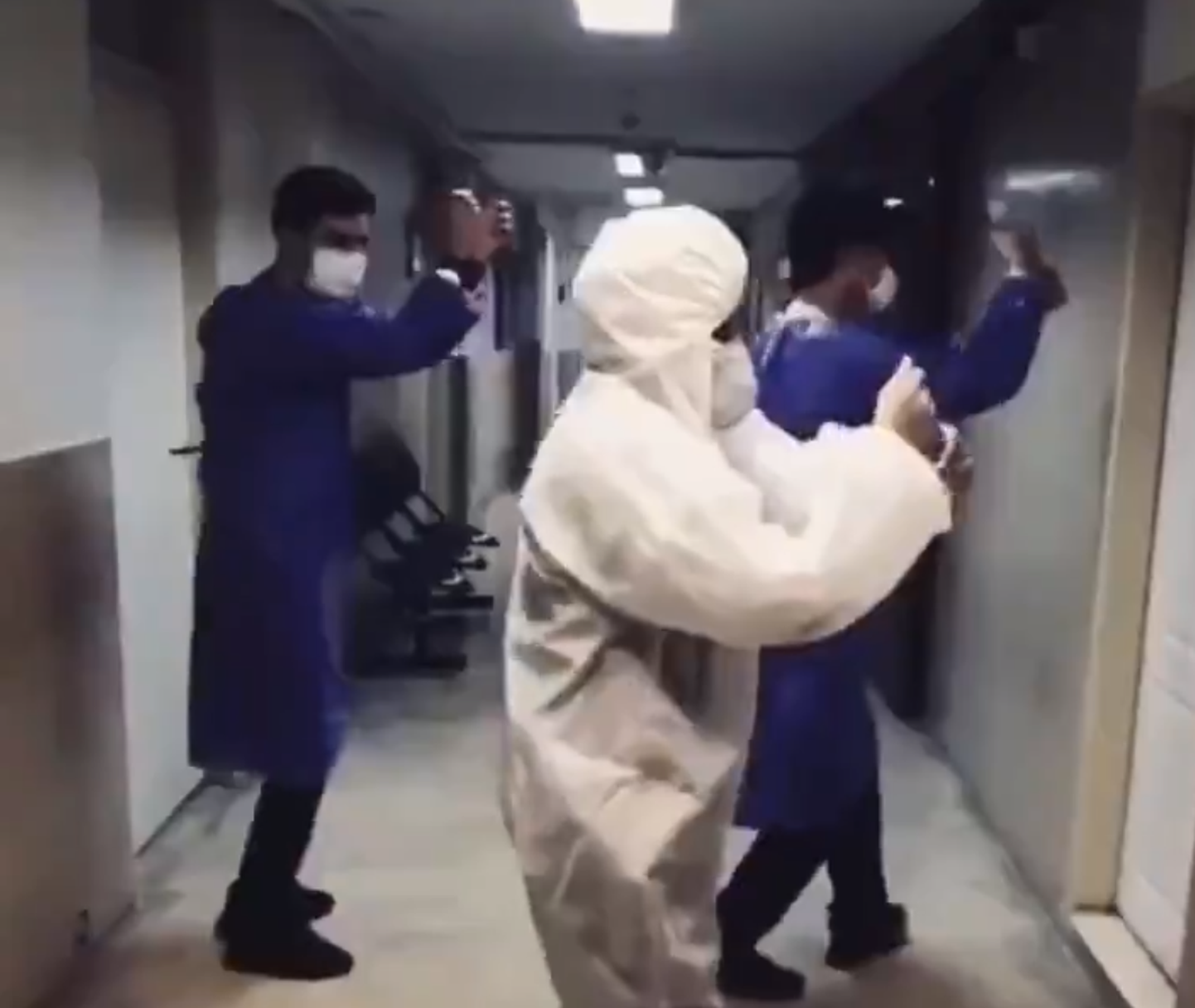 Iraani tervishoiutöötajad loovad tantsides lõbusat meeleolu.