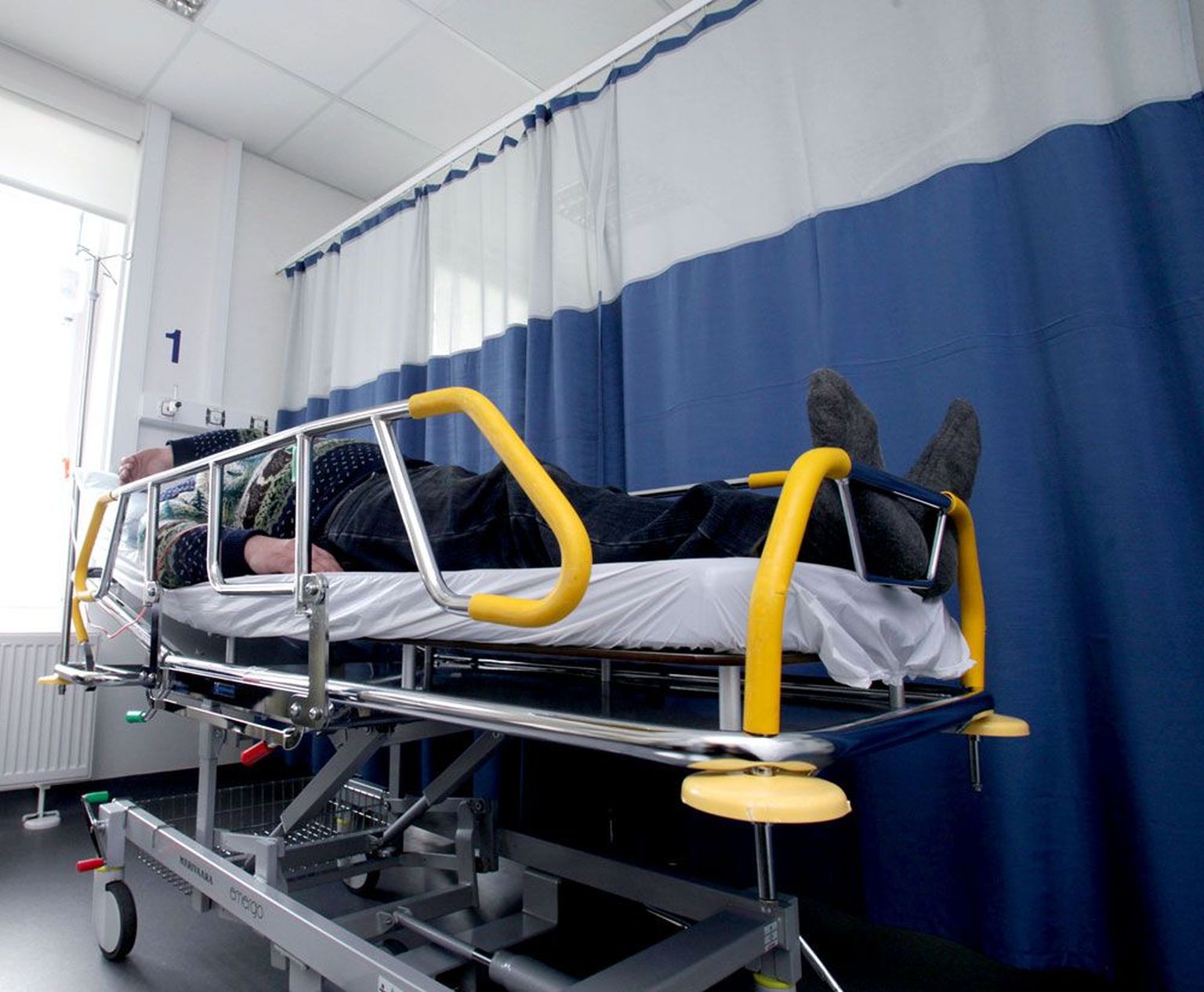 Tartu Ülikooli Kliinikumi erakorralise meditsiini osakonna traumatoas ootas eile pärastlõunal uuringuvastust patsient, kes oli libedaga kukkudes vigastanud oma selga.