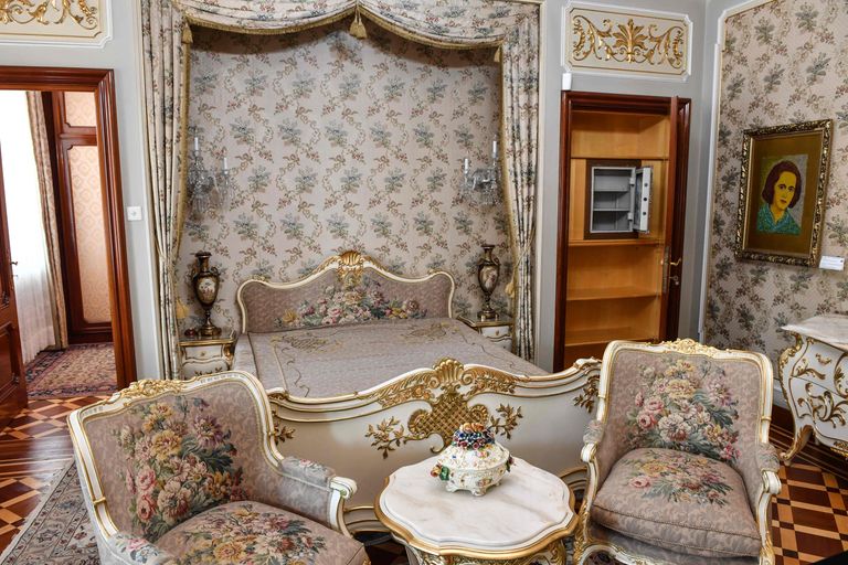 Nicolae Ceaușescu naise Elena magamistuba nende kunagises residentsis Kevadpalees (Palatul Primaverii), mis praegu on avatud külastajatele.