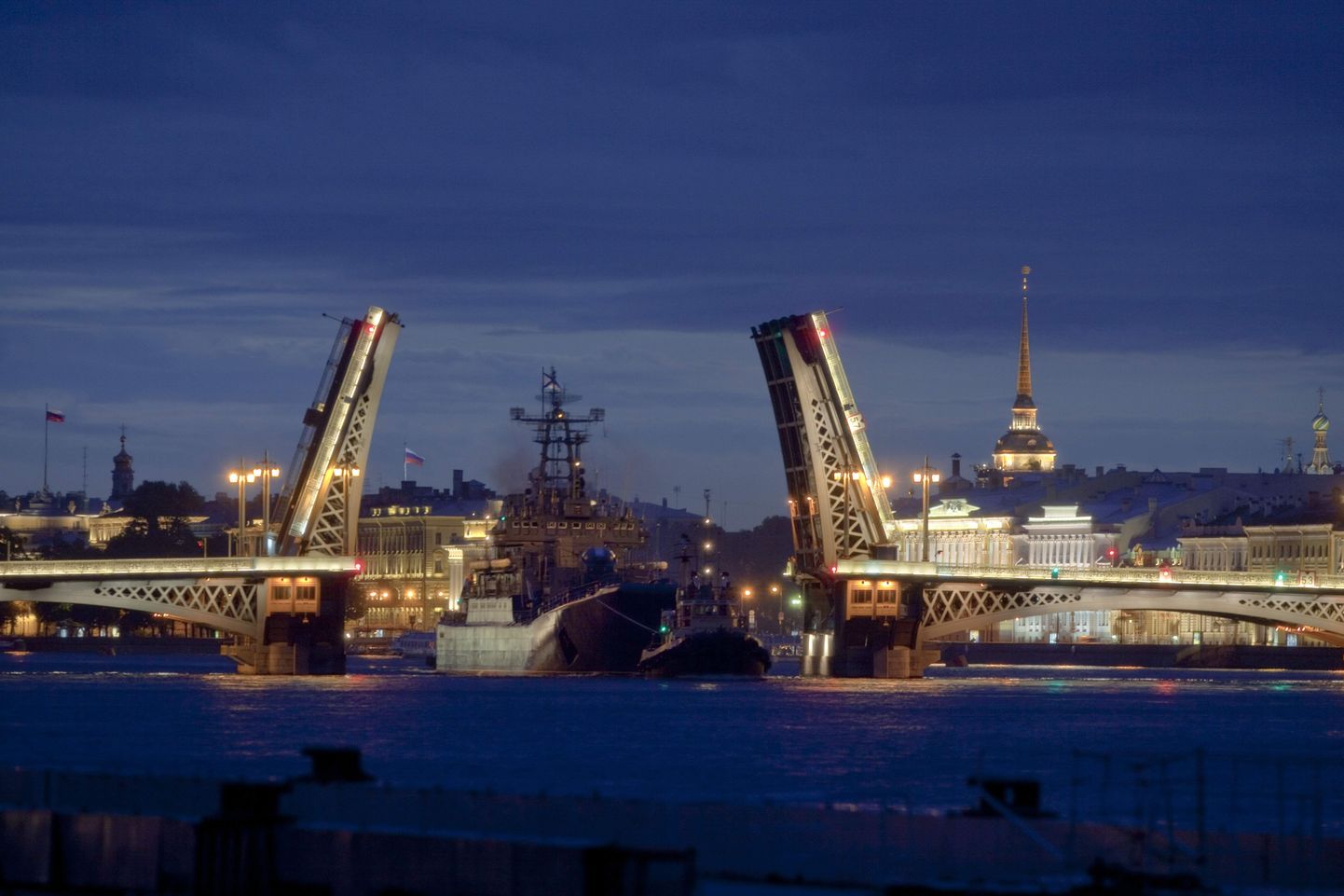 Вид на Дворцовый мост в Петербурге