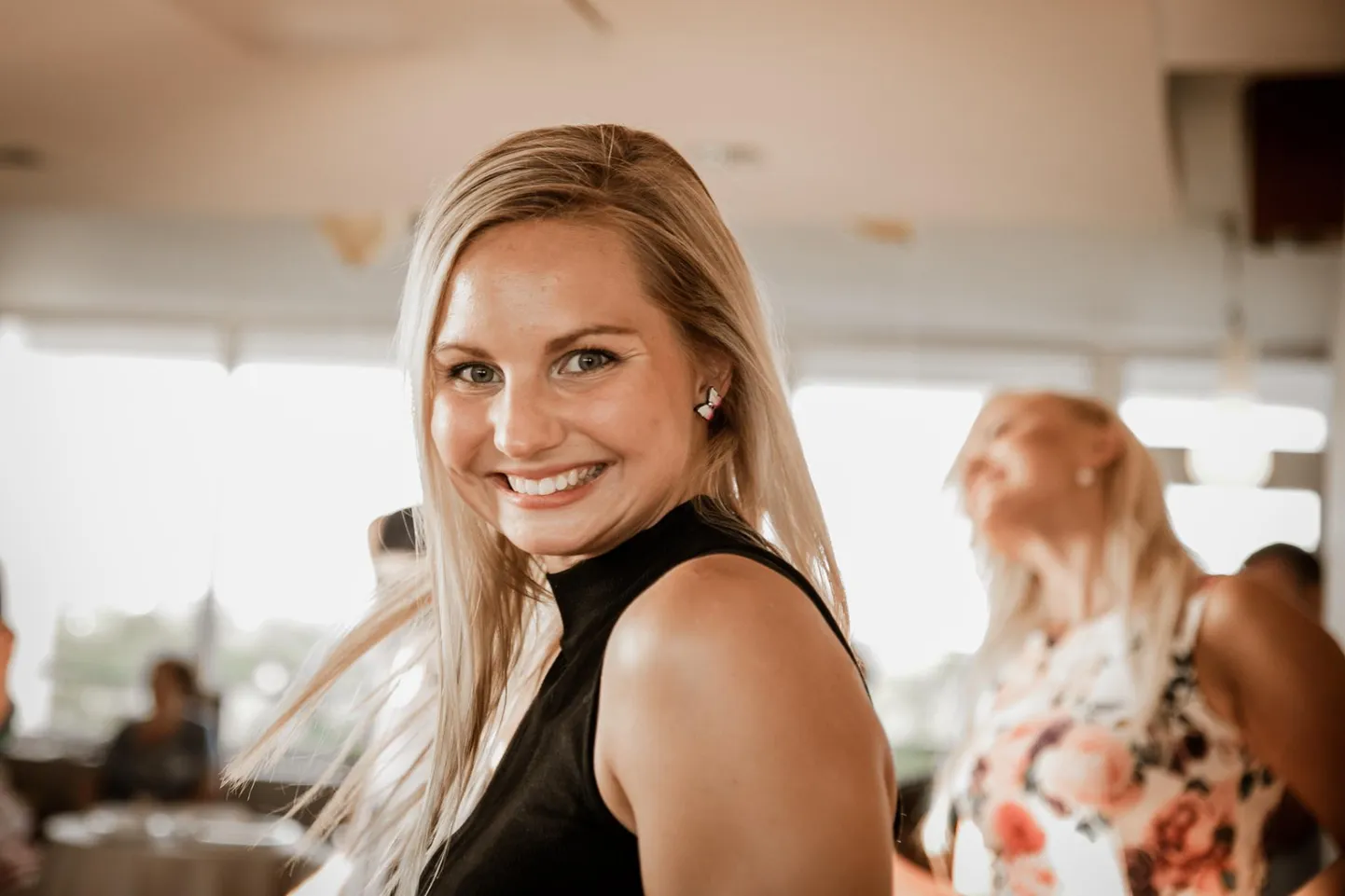 Laura Siimenson kirjutab, et tänapäeva suurepärased tehnilised vahendid loovad olukorra, kus hetkekski ei pea jääma iseendaga.