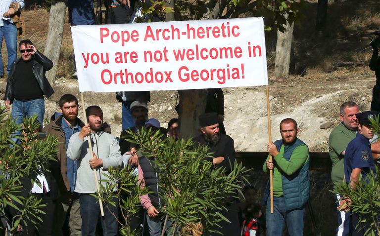 Mitte kõik Gruusia õigeusklikud ei tervitanud täna Thbilisis katoliku paavsti saabumist. FOTO: REUTERS/Scanpix
