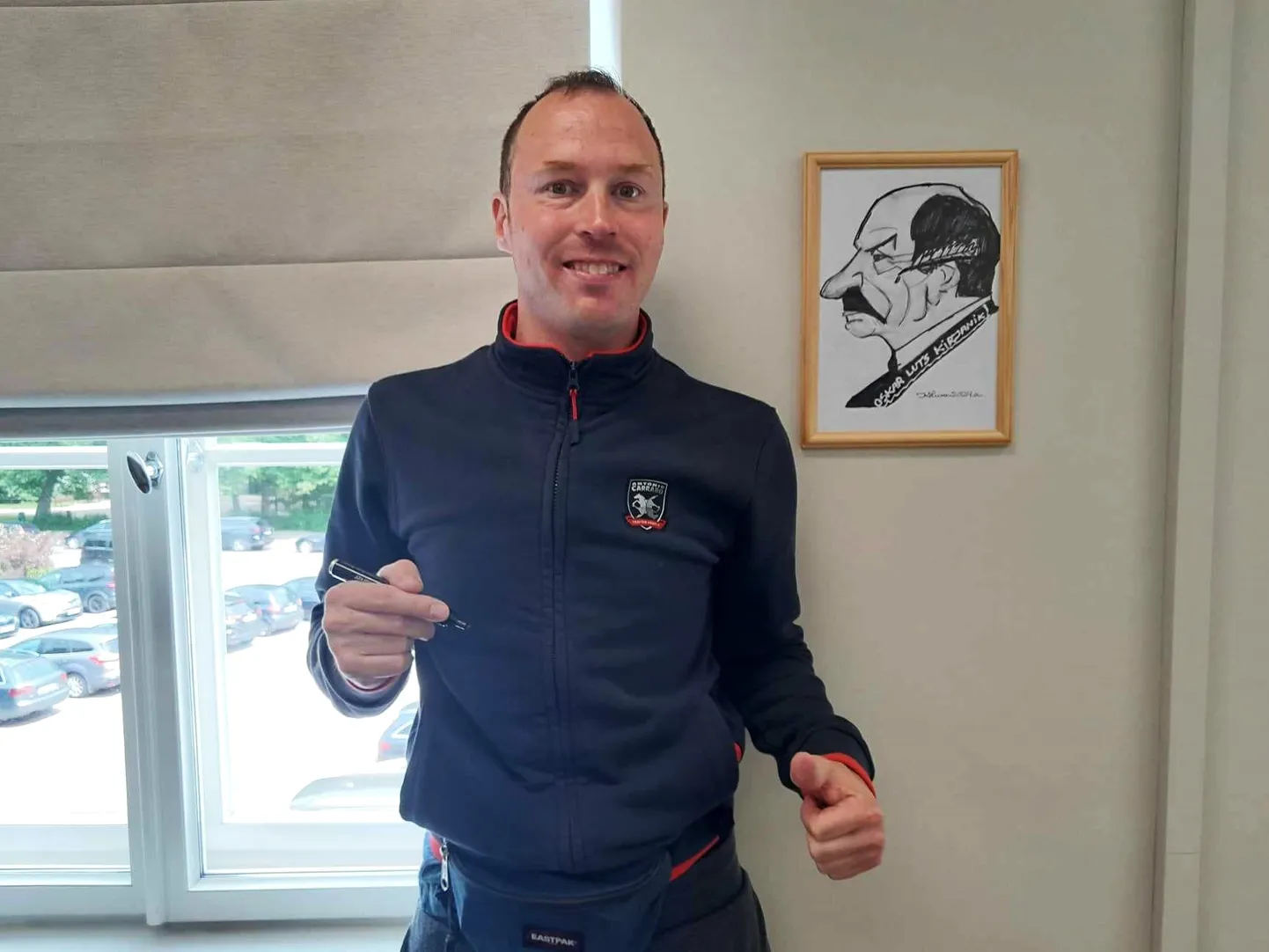 Šaržijoonistaja Kristjan Lume pilt Oskar Lutsust on Tartu linnaraamatukogus Tartu toa seinal.