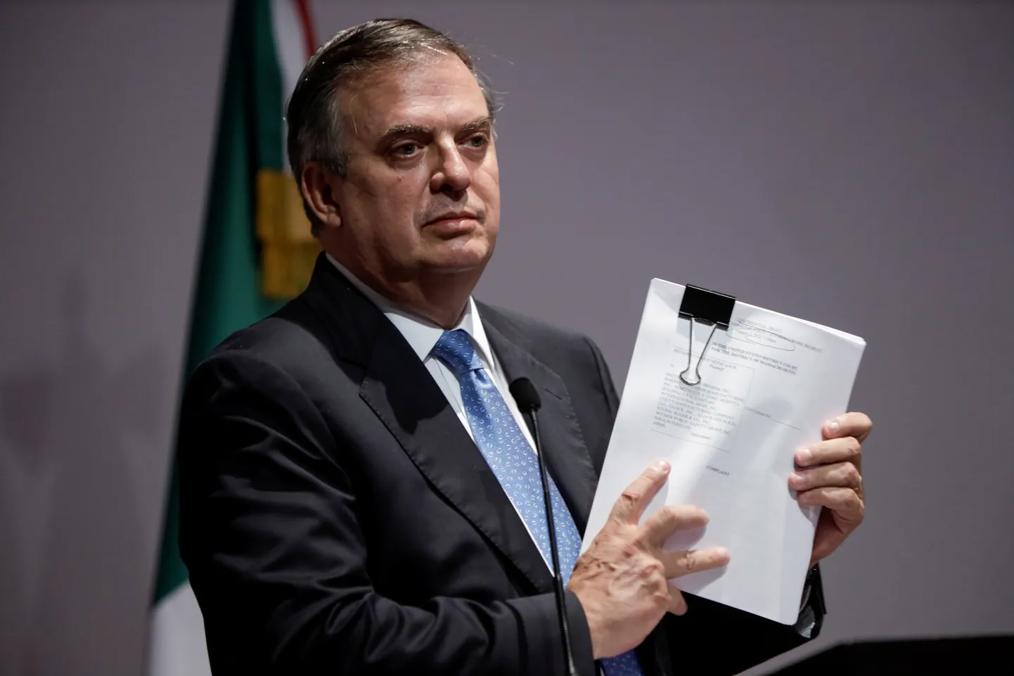 Mehhiko välisminister Marcelo Ebrard kuulutab pressikonverentsil, et Ühendriikide relvatootjate vastu esitatakse kohtuhagi.