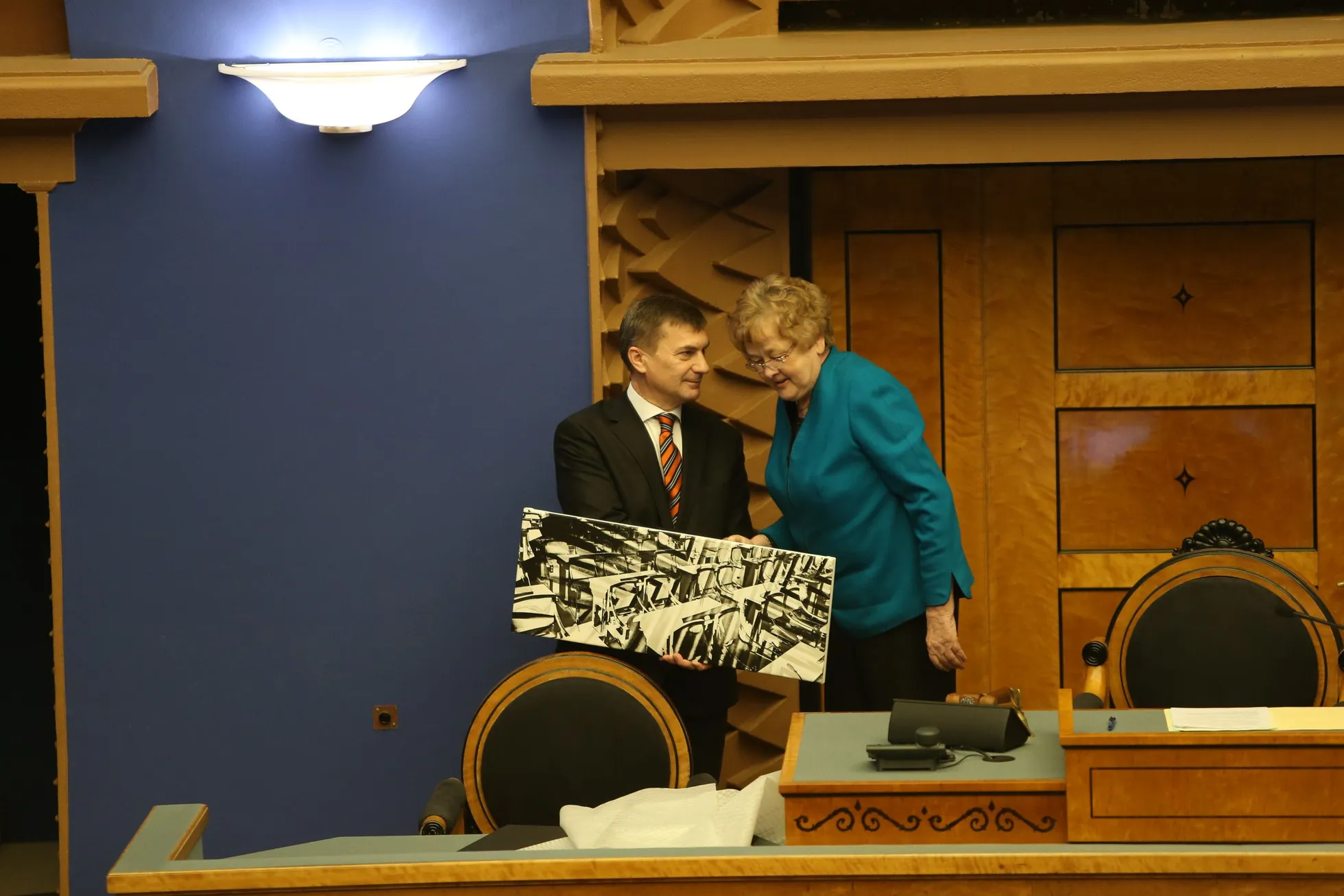 Peaminister Andrus Ansip tegi täna riigikogu ees lühikese poliitilise avalduse, kus teatas oma tagasiastumisest.