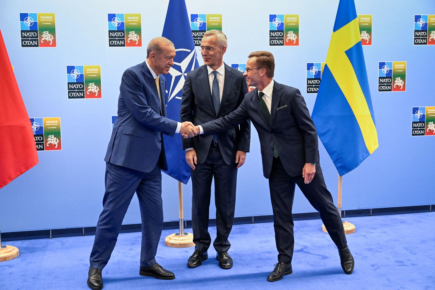 Türgi president Recep Tayyip Erdoğan (vasakul) suvel Vilniuses NATO tippkohtumisel koos Rootsi peaministri Ulf Kristerssoni (paremal) ja NATO peasekretäri Jens Stoltenbergiga.