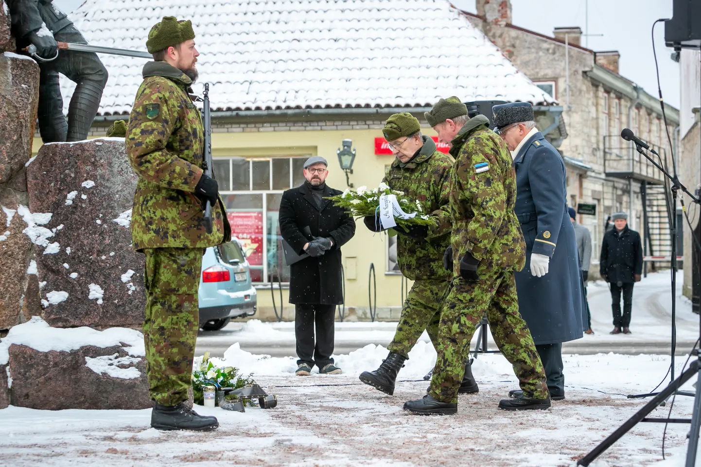 Kuressaares Vabadussõja ausamba juures. Foto on illustratiivne.