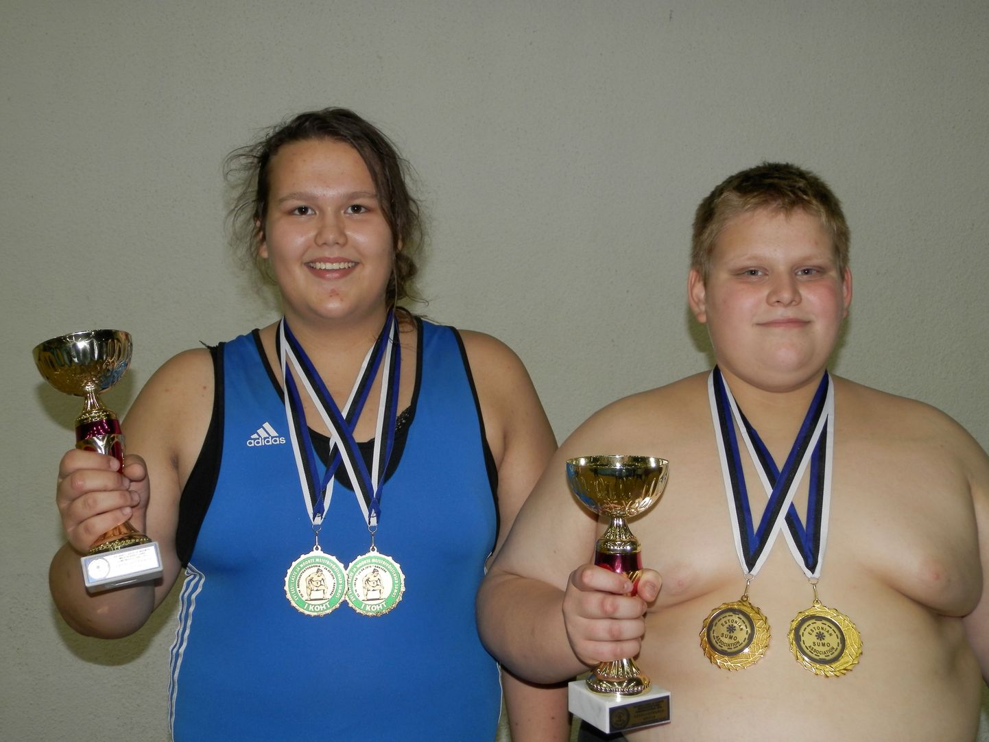 Eesti noorte meistrivõistlustelt sumos saavutas Valga põhikooli noormees Xsander Solbaja (vasakul) kolm kuldset medalit ning meistritiitli. Nüüd ootavad noormeest ees peagi algavad Euroopa meistrivõistlused.