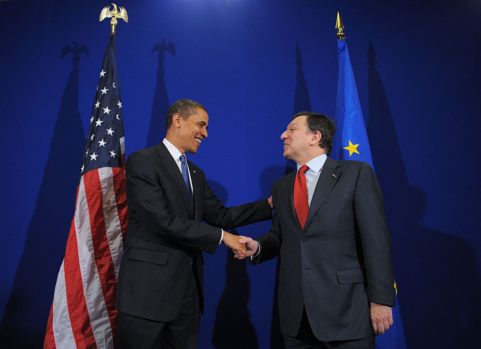 Barack Obama kätleb Euroopa Komisjoni president José Manuel Barrosot mullu aprillis.