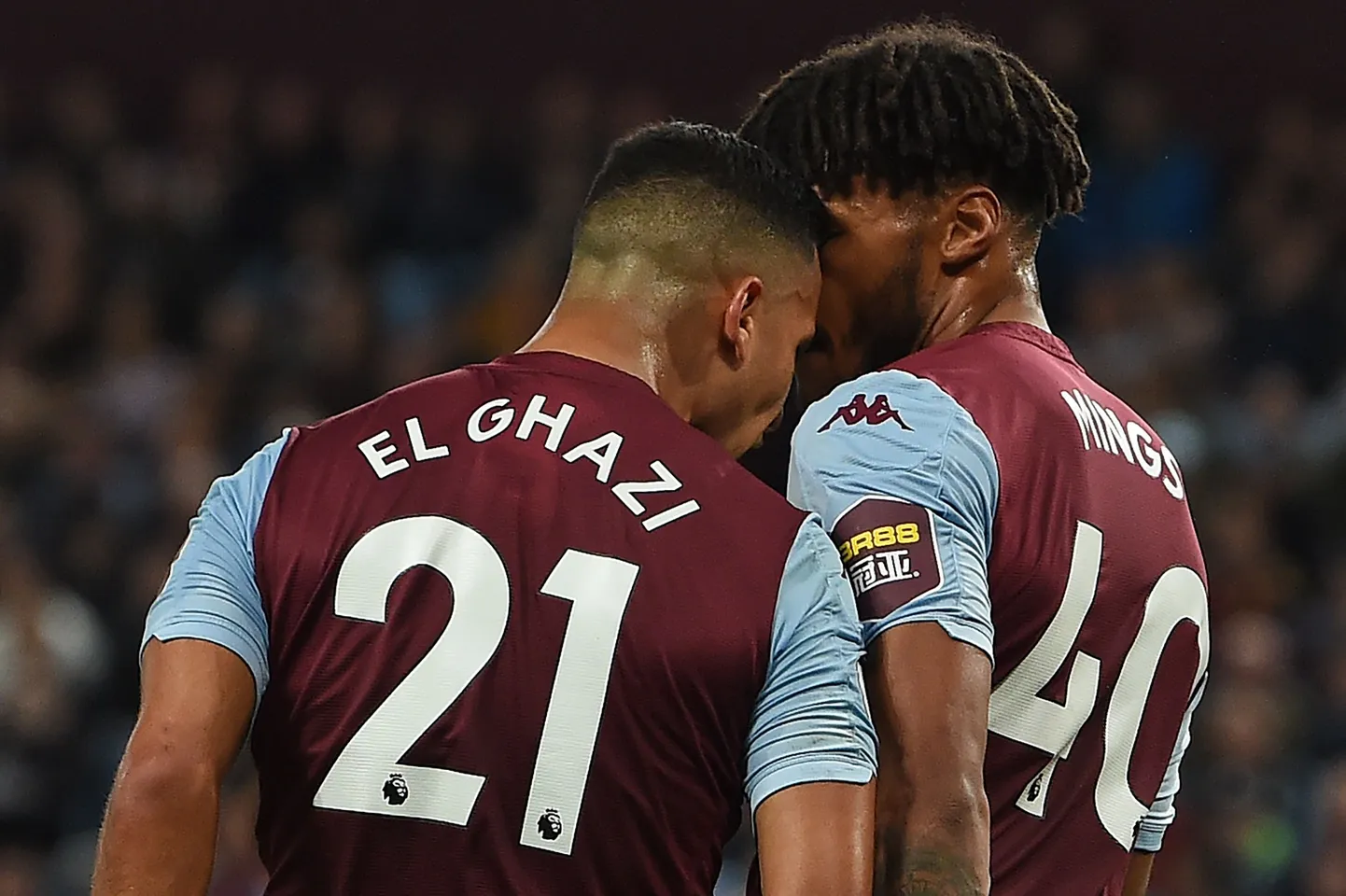 Riiukuked Anwar El Ghazi (vasakul) ja Tyrone Mings.