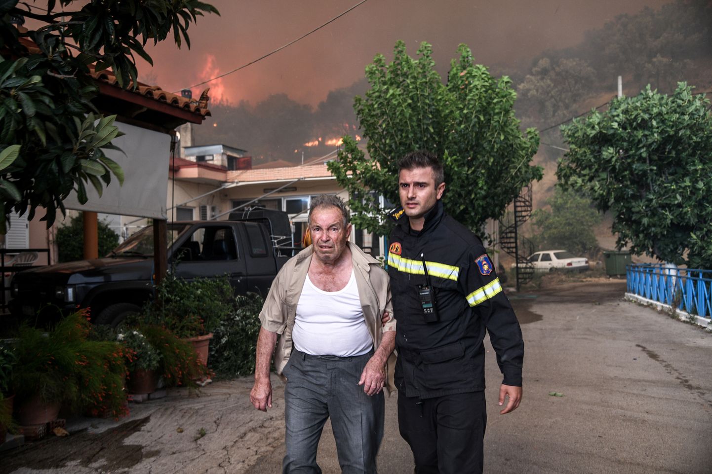 Пожарный помогает жителю деревни Кондодеспоти на острове Эвбея.