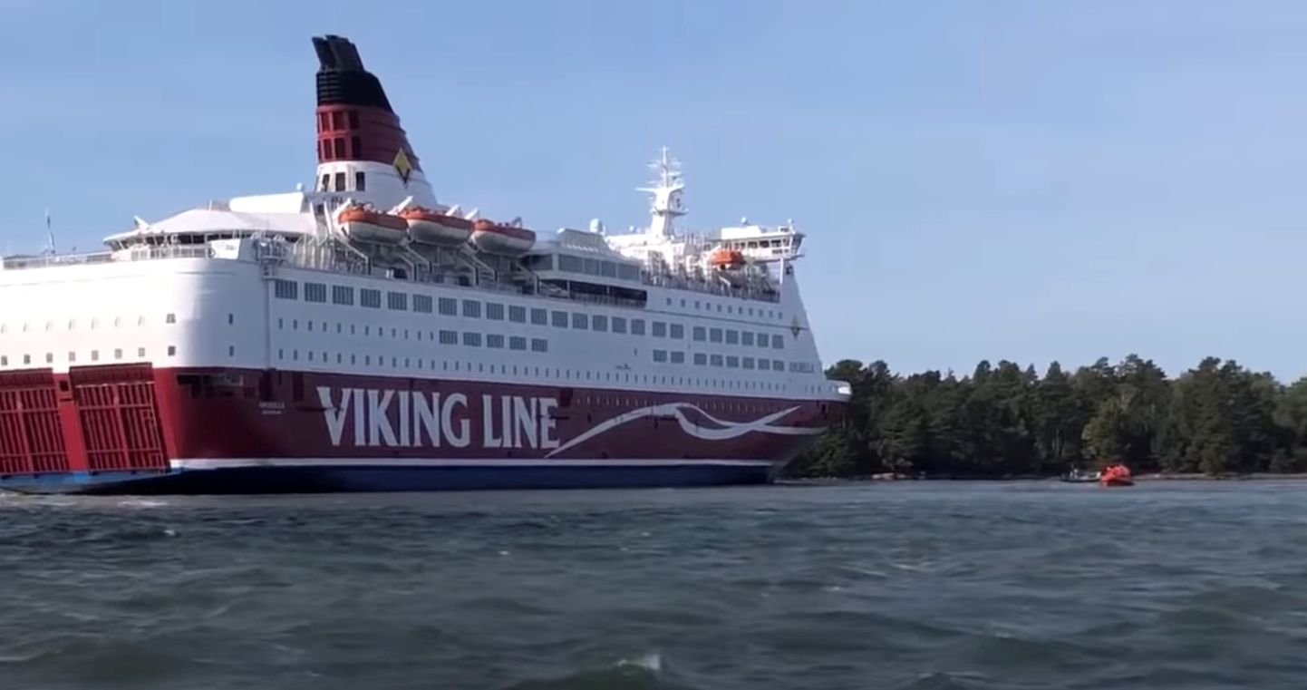 Kapten otsustas Viking Line reisilaeva Amorella sõita Järsö saare rannas madalale, et vältida selle uppumist või ümberminekut pärast pühapäevast põhjapuudet, mis rebis laeva korpusesse augu ning tekitas lekke.