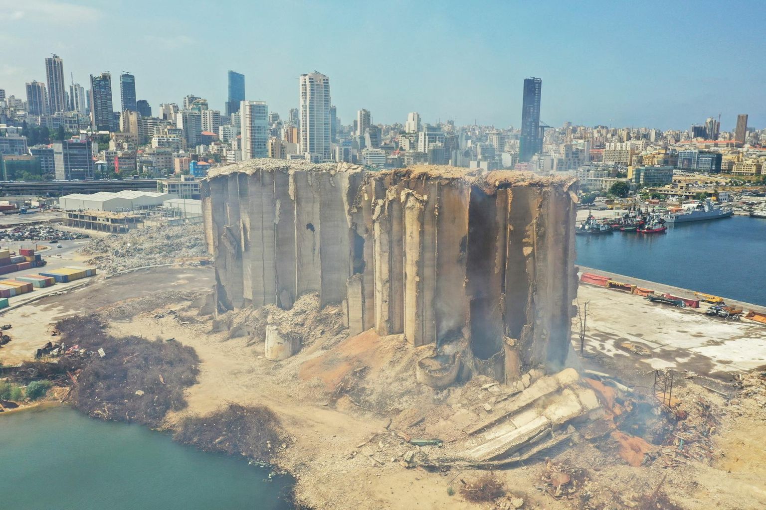 2020. aasta väetiseplahvatuses kahjustada saanud ja nüüd pärast mitu nädalat lõõmanud tulekahju pühapäeval osaliselt kokku varisenud Beiruti sadama tornhoidla varemetest kerkib suitsu. Plahvatuse ohvrid soovivad, et hoidla säilitataks mälestusmärgina enam kui 200-le katastroofis elu kaotanud inimesele.