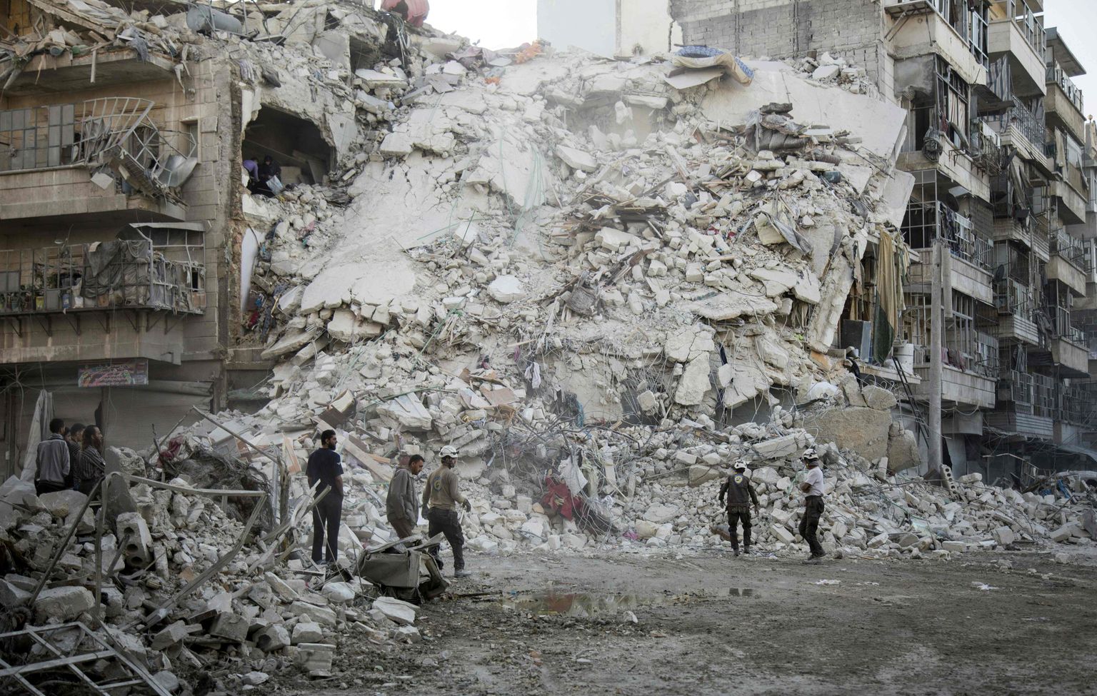Purustused Aleppos pärast pühapäevaseid Venemaa õhulööke.