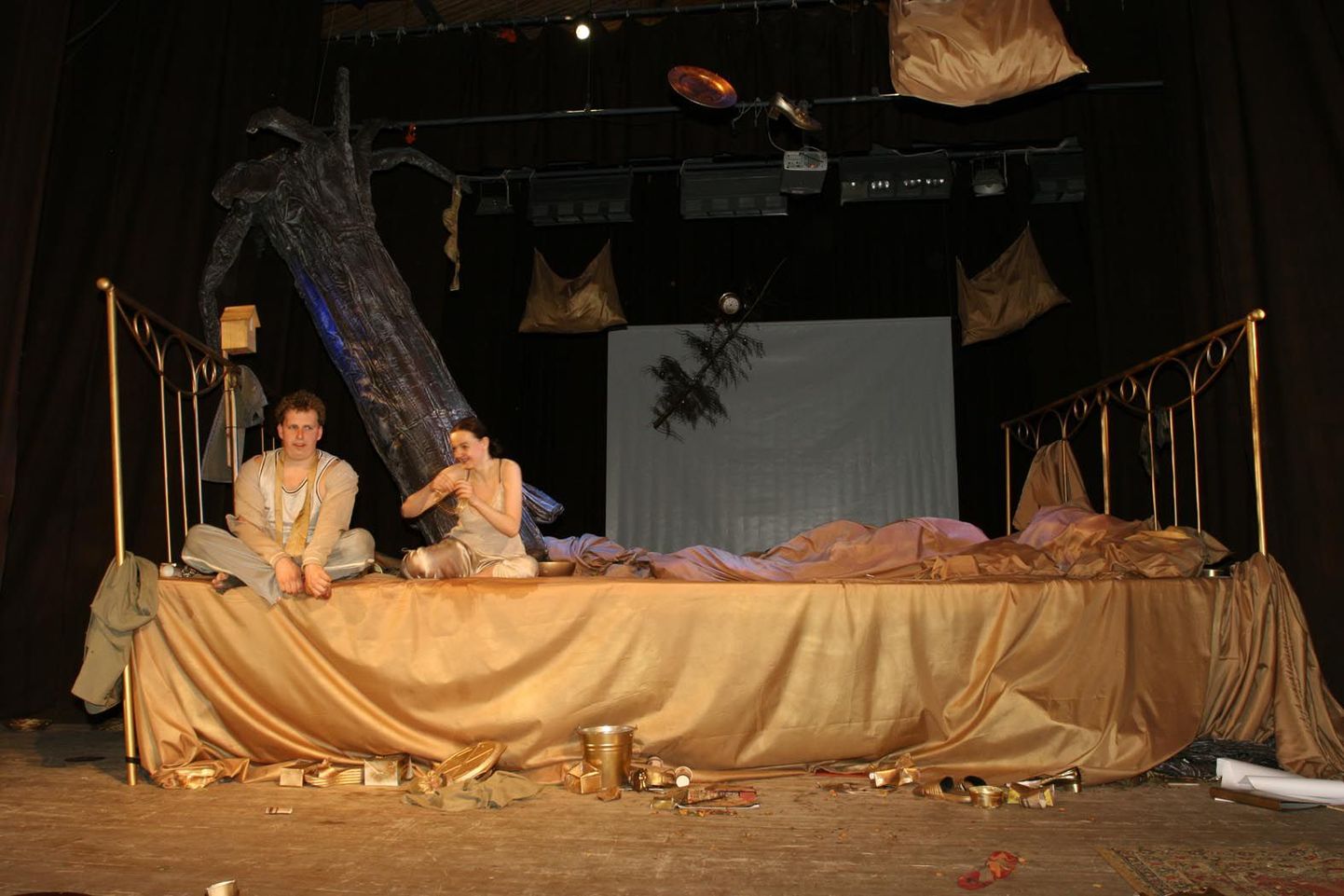 Laupäeval Oisu rahvamajas esietenduvas kammerooperis on sündmuste keskmes kogu lava täitev hiigelsuur voodi. Lavaloo peaosades on Taavi Tampuu (Lopi) ja Annaliisa Pillak (Lapi).