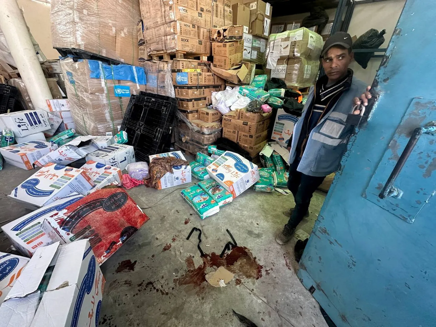 Palestiinlasest töötaja UNRWA abikeskuses Rafah linnas.