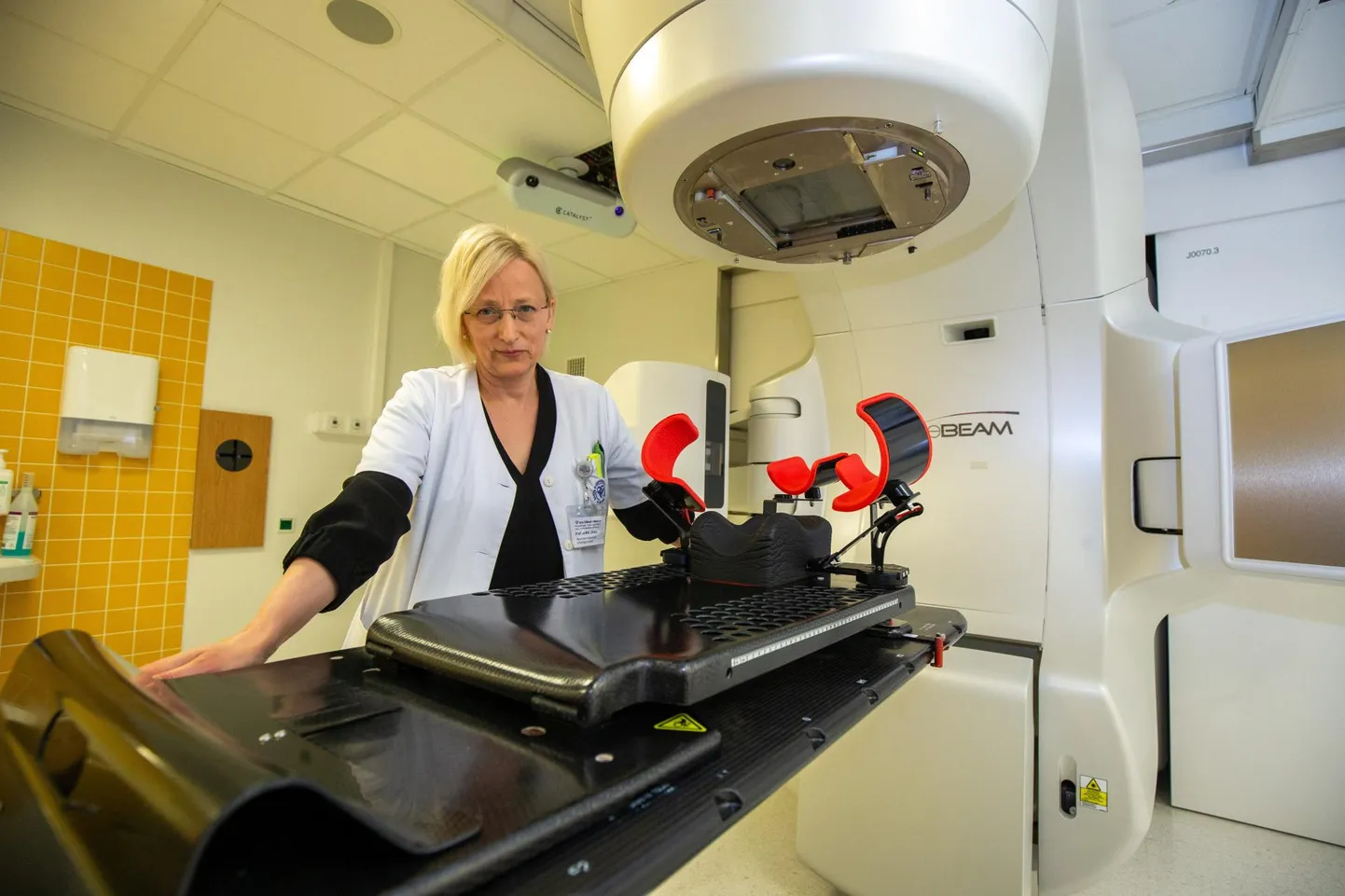 Tartu Ülikooli hematoloogia-onkoloogia kliiniku juhataja professor Jana Jaal ühega kahest lineaarkiirendist ehk kiiritusravimasinast Tartu ülikooli kliinikumis.