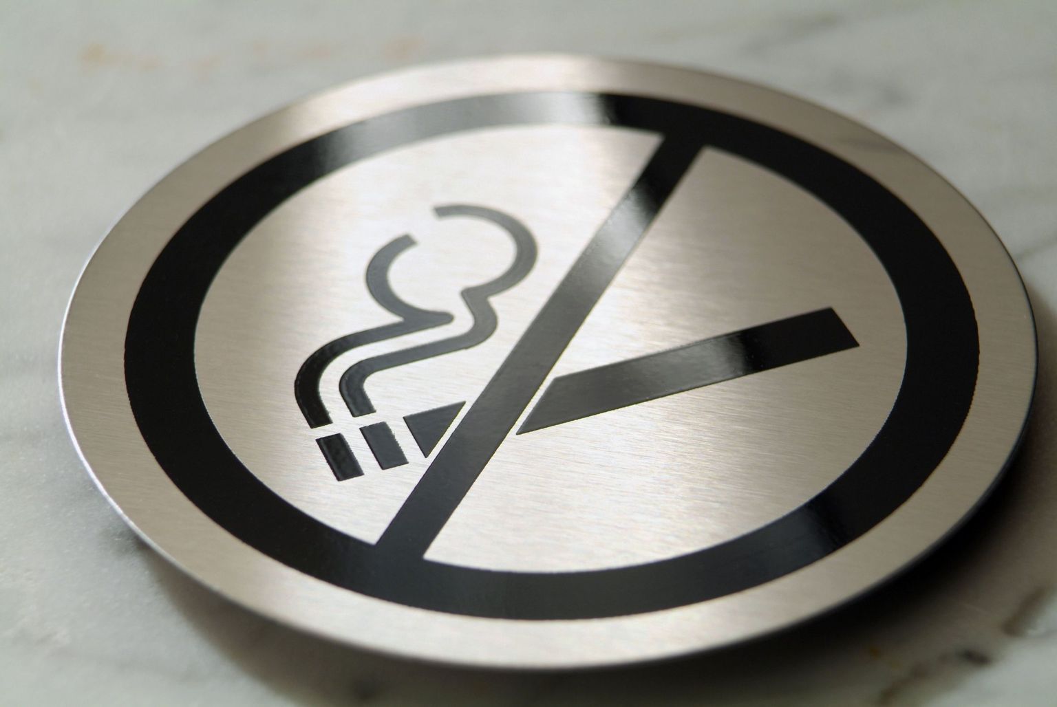 Suitsetamiskeeldu väljendav märk