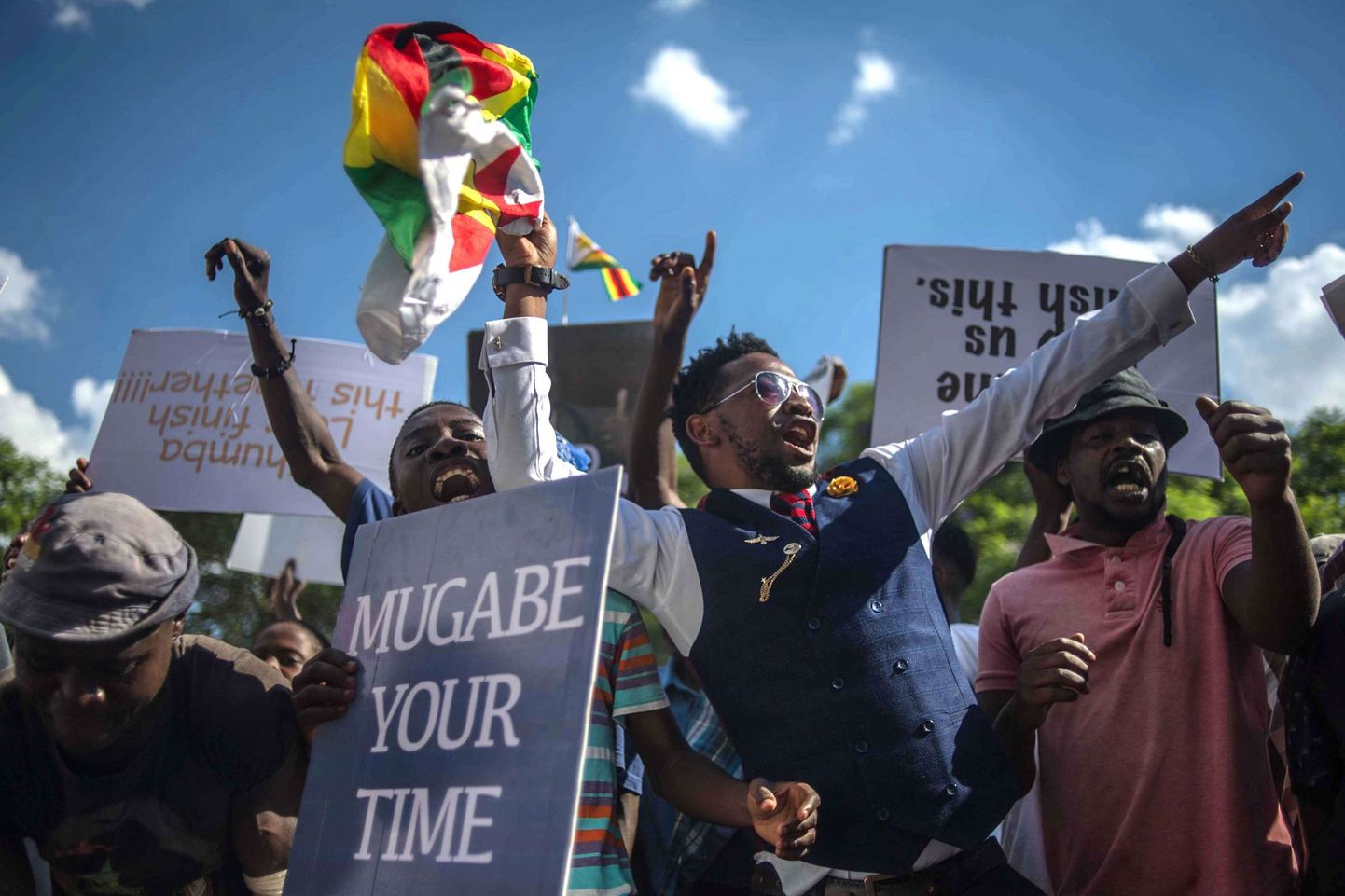 Inimesed rõõmustavad Robert Mugabe tagasiastumise üle.