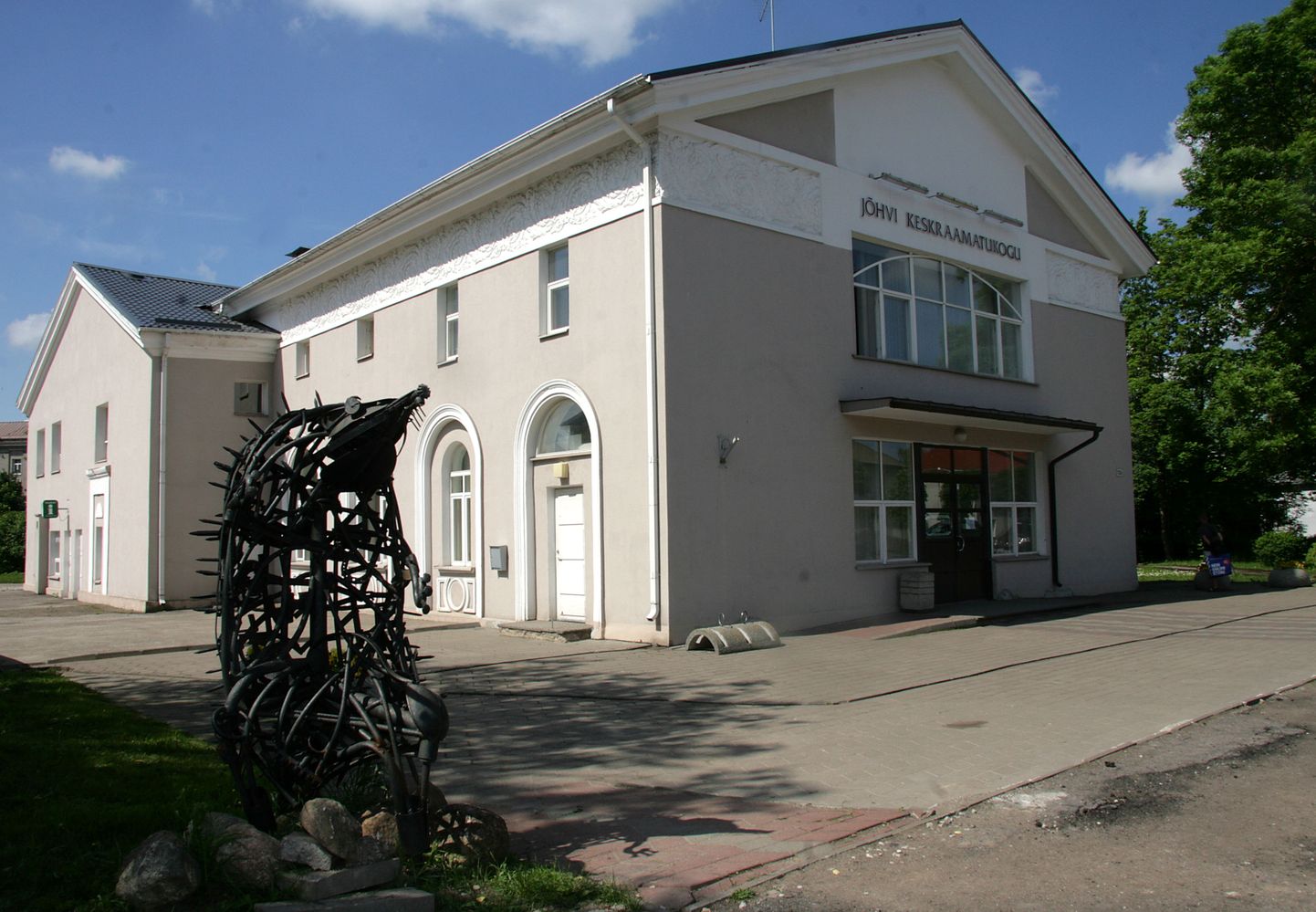 Сейчас Йыхвиская библиотека расположена в бывшем здании кинотеатра на улице Раквере.