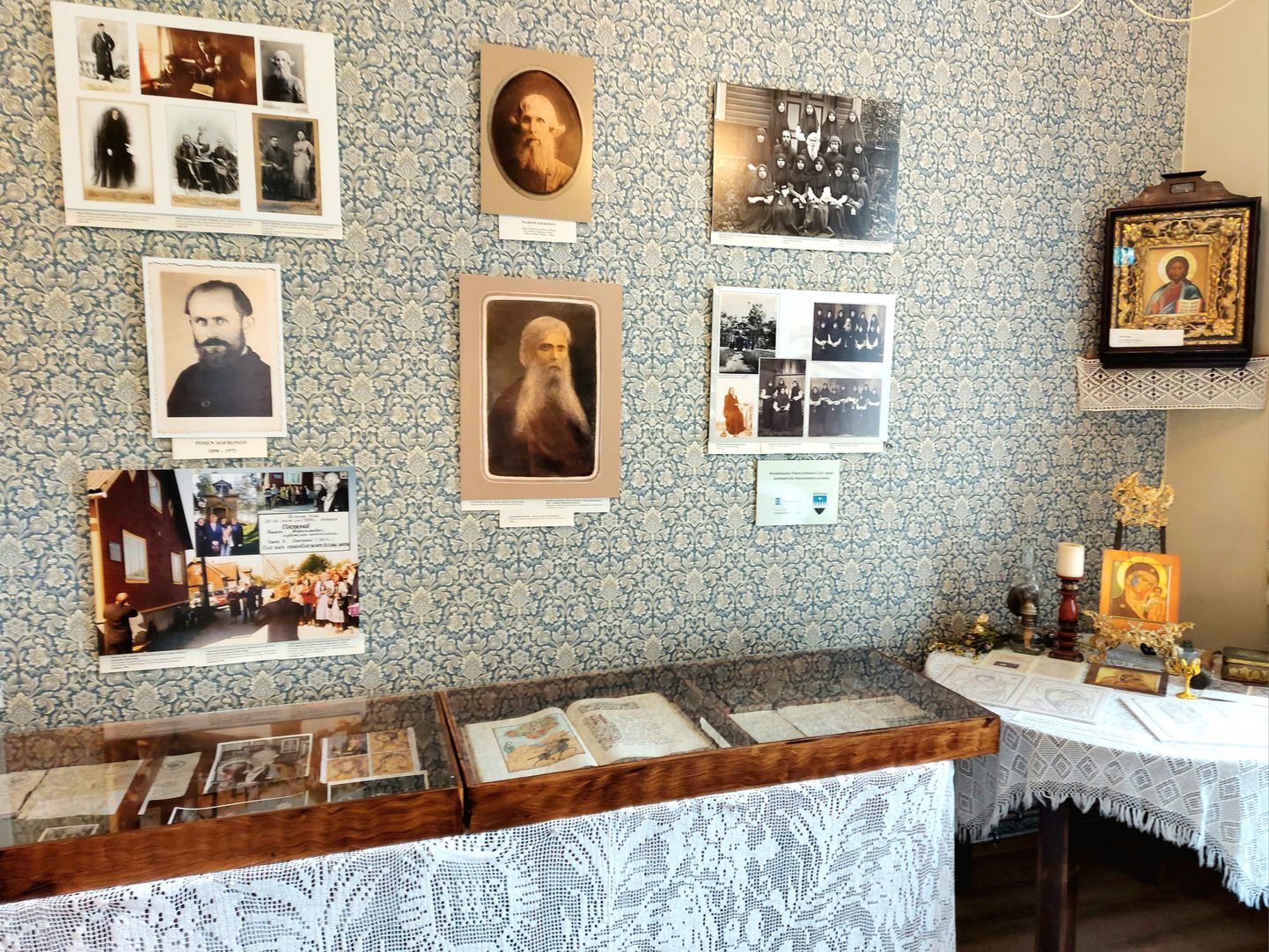 Tiheda külas tegutsevas Peipsimaa muuseumis on seatud tähelepanu keskmesse Pimen Sofronovi elu ja tegevus. Tema foto on seinal keskmises reas vasakult esimene.