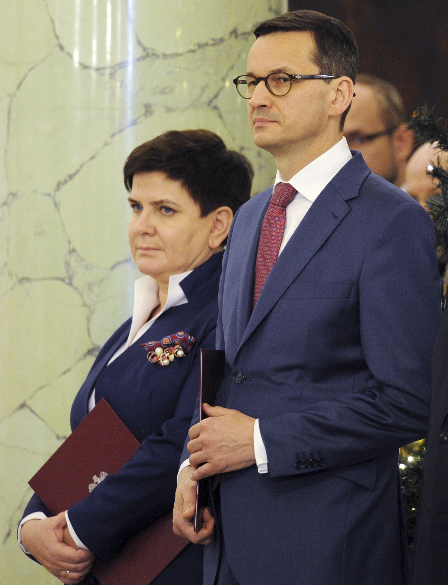 Ekspeaminister Beata Szydło (vasakul) ja praegune peaminister Mateusz Morawiecki.