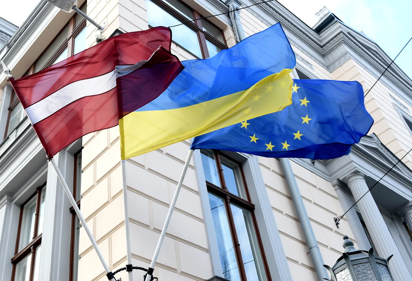 Pie Kultūras ministrijas izkārts Ukrainas karogs,  paužot nosodījumu Krievijas militārajai agresijai pret Ukrainu.