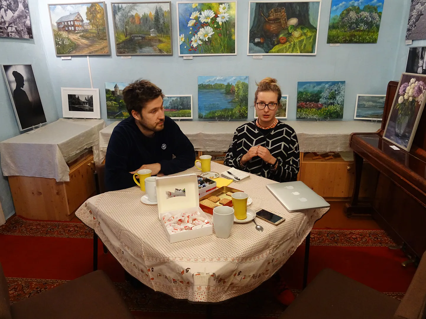 Laur Kaunissare ja Aet Ader muuseumis töötamas.