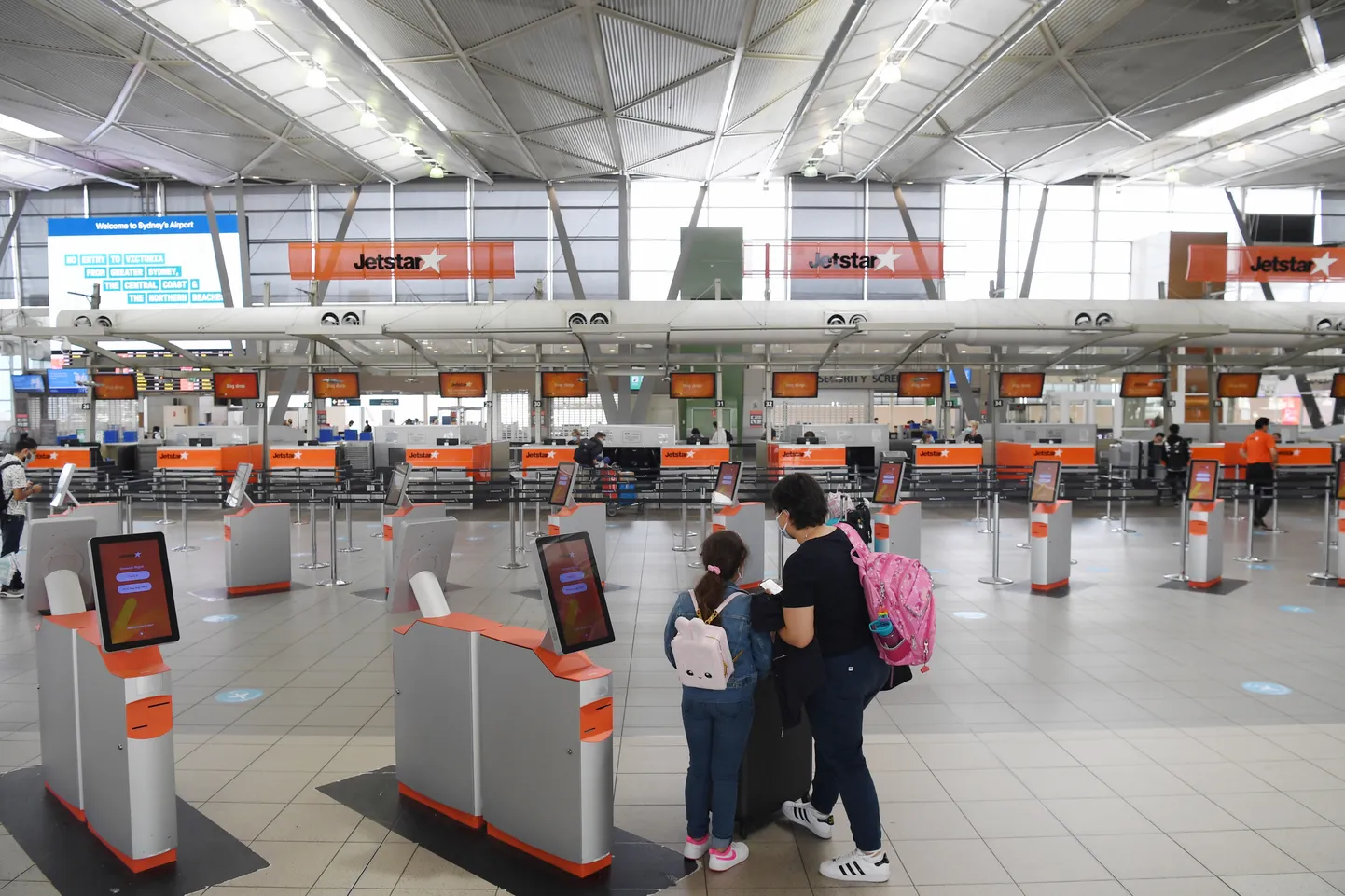 Peaaegu tühi reisiterminal Sydney lennujaamas.