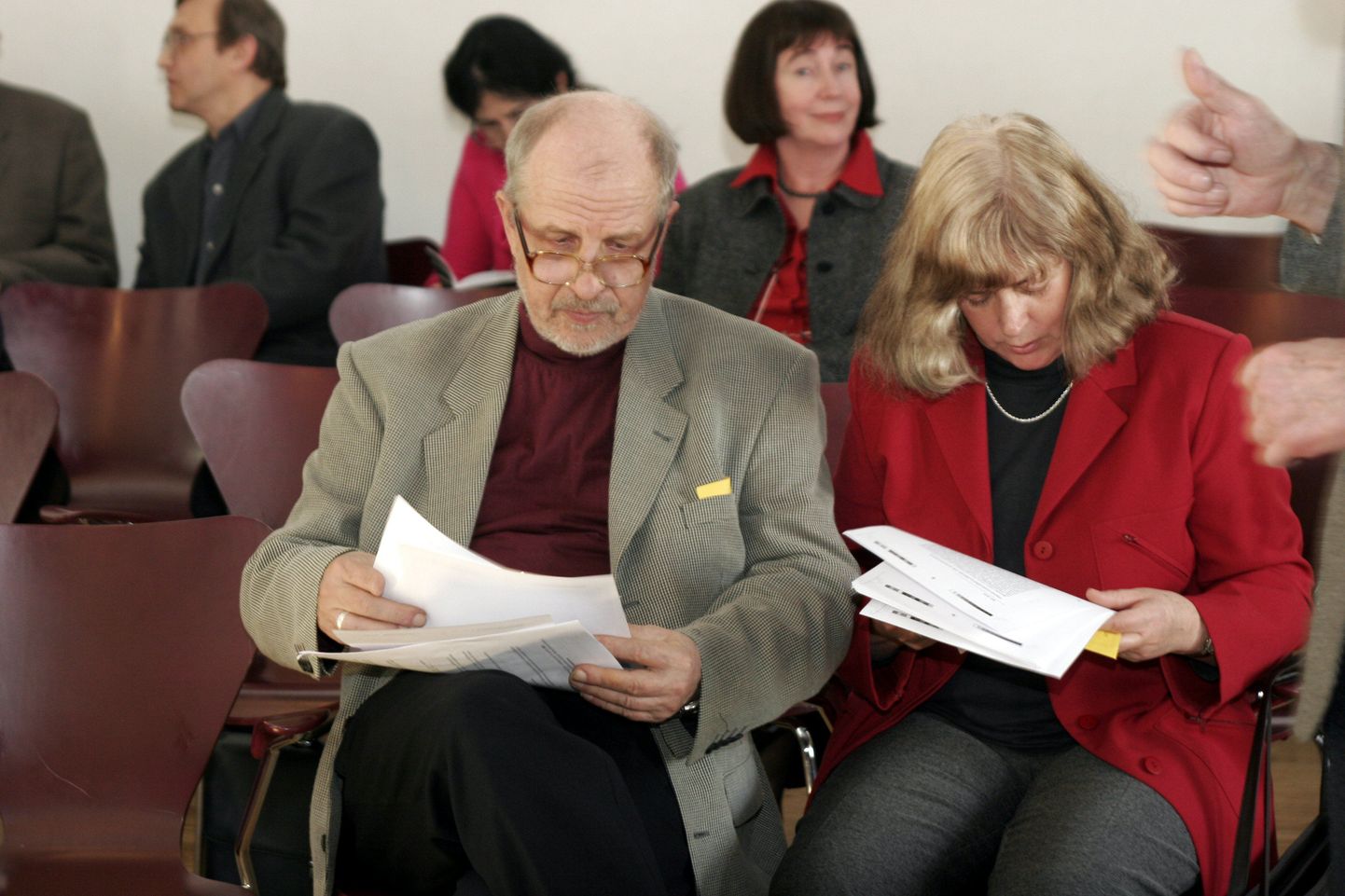 Kirjanikud Teet Kallas ja Alla Kallas kirjanike liidu üldkoosolekul 2005. aastal.