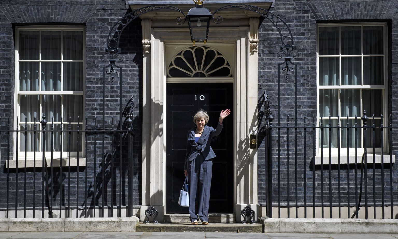 Theresa May eile Downing Street maja number 10 ees.